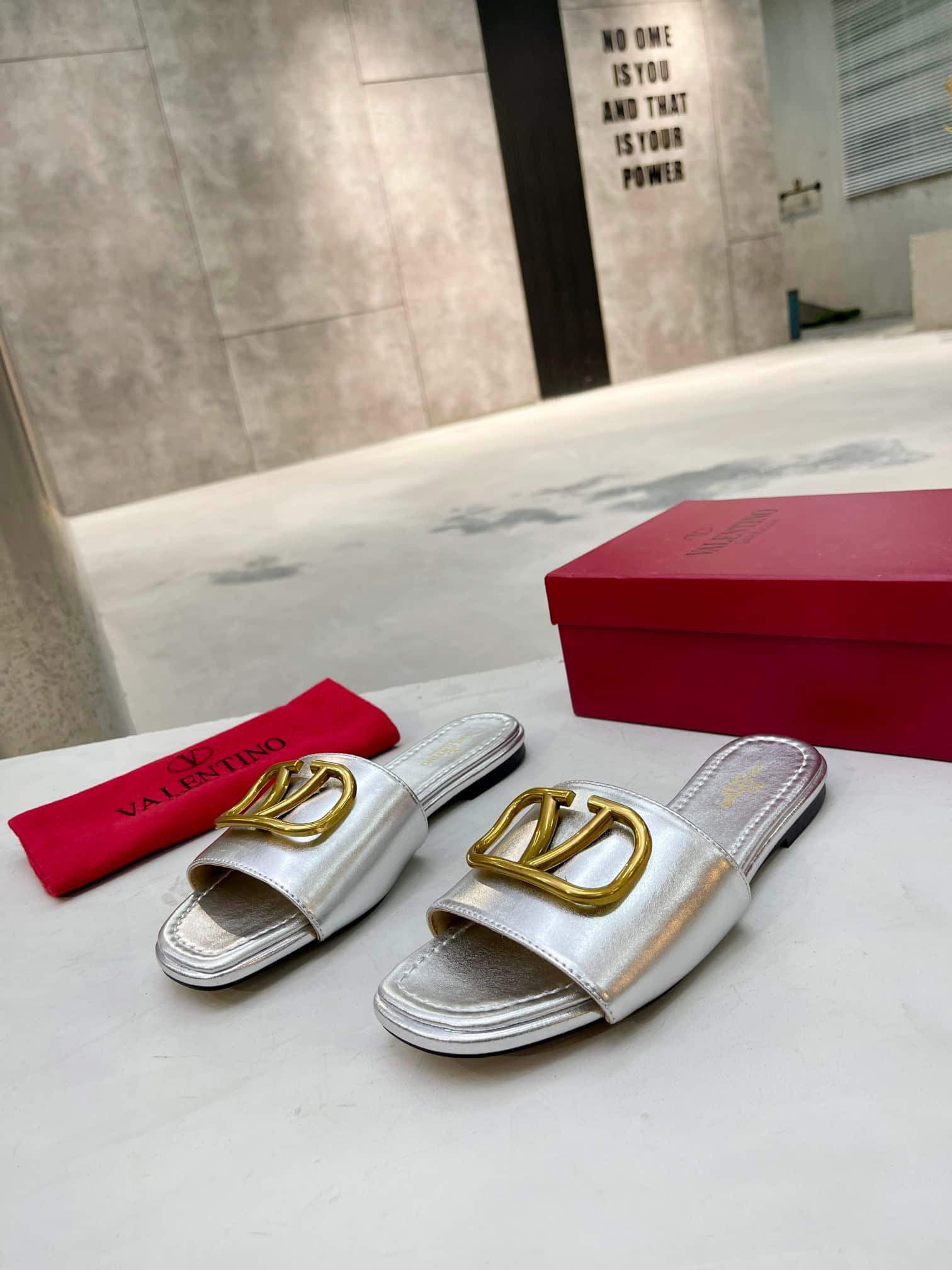 Va1e*ntin0 Garavani Vlogo Signature Slide Sandal Silver