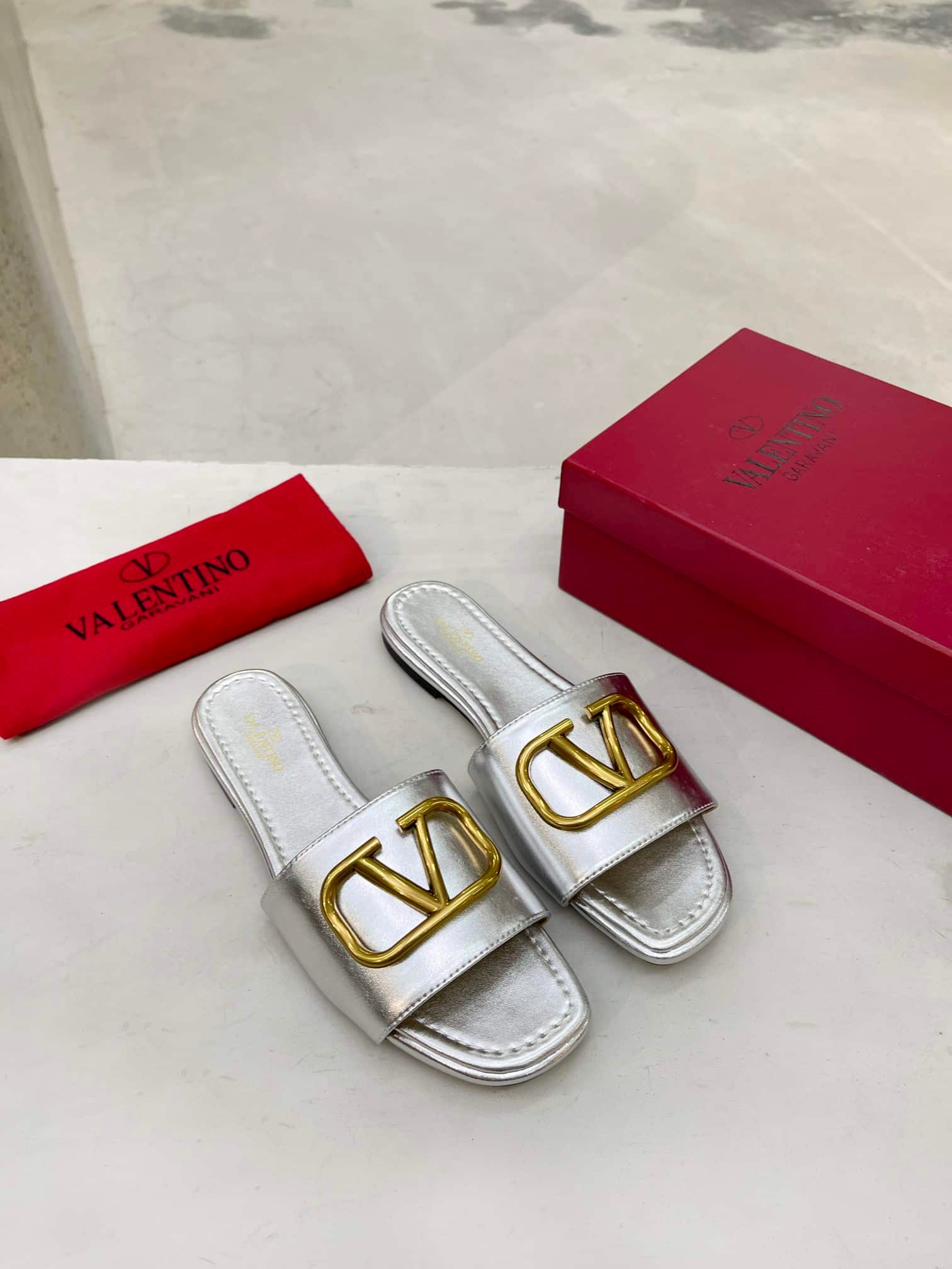 Va1e*ntin0 Garavani Vlogo Signature Slide Sandal Silver