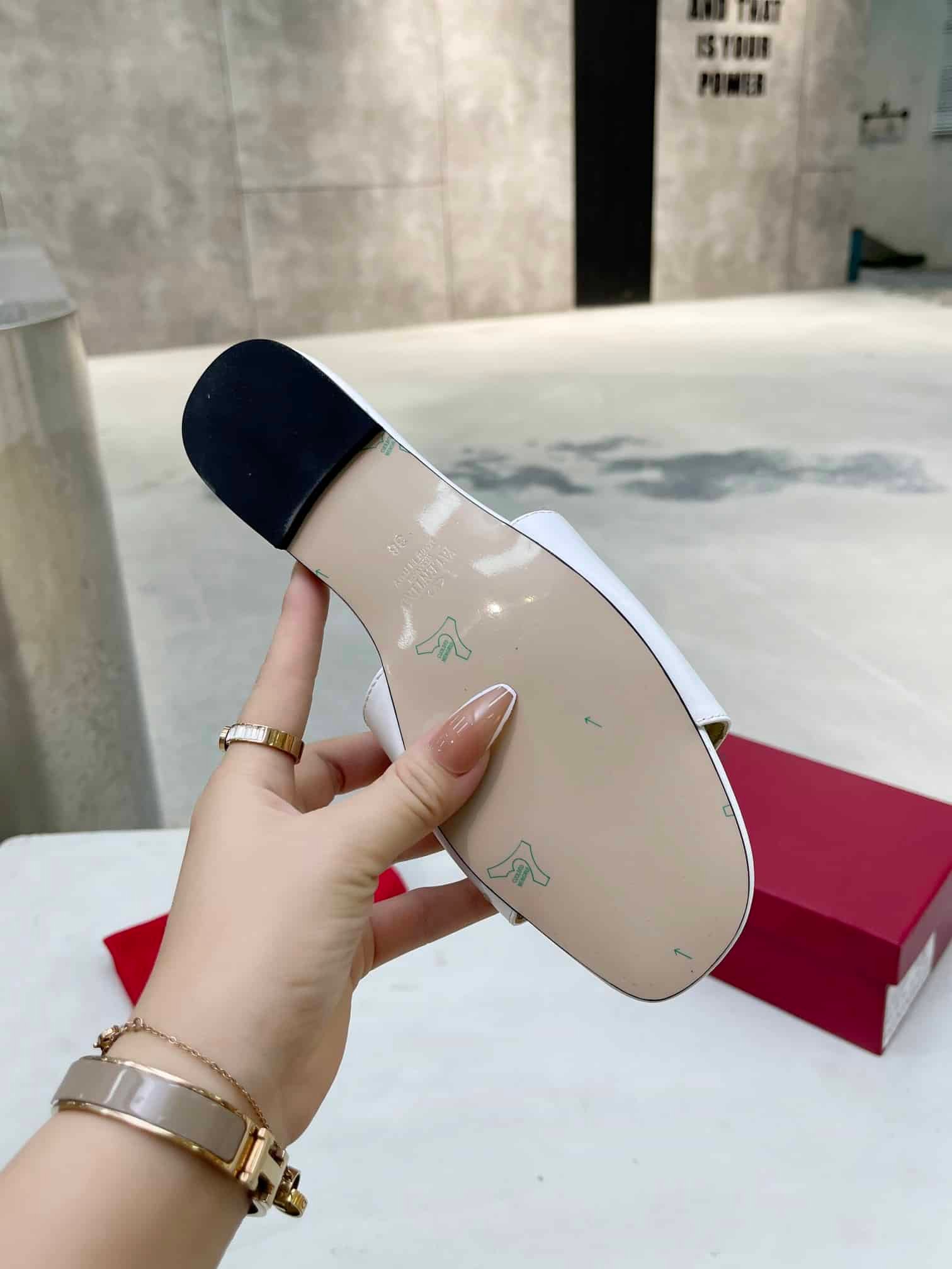 Va1e*ntin0 Garavani Vlogo Signature Slide Sandal White
