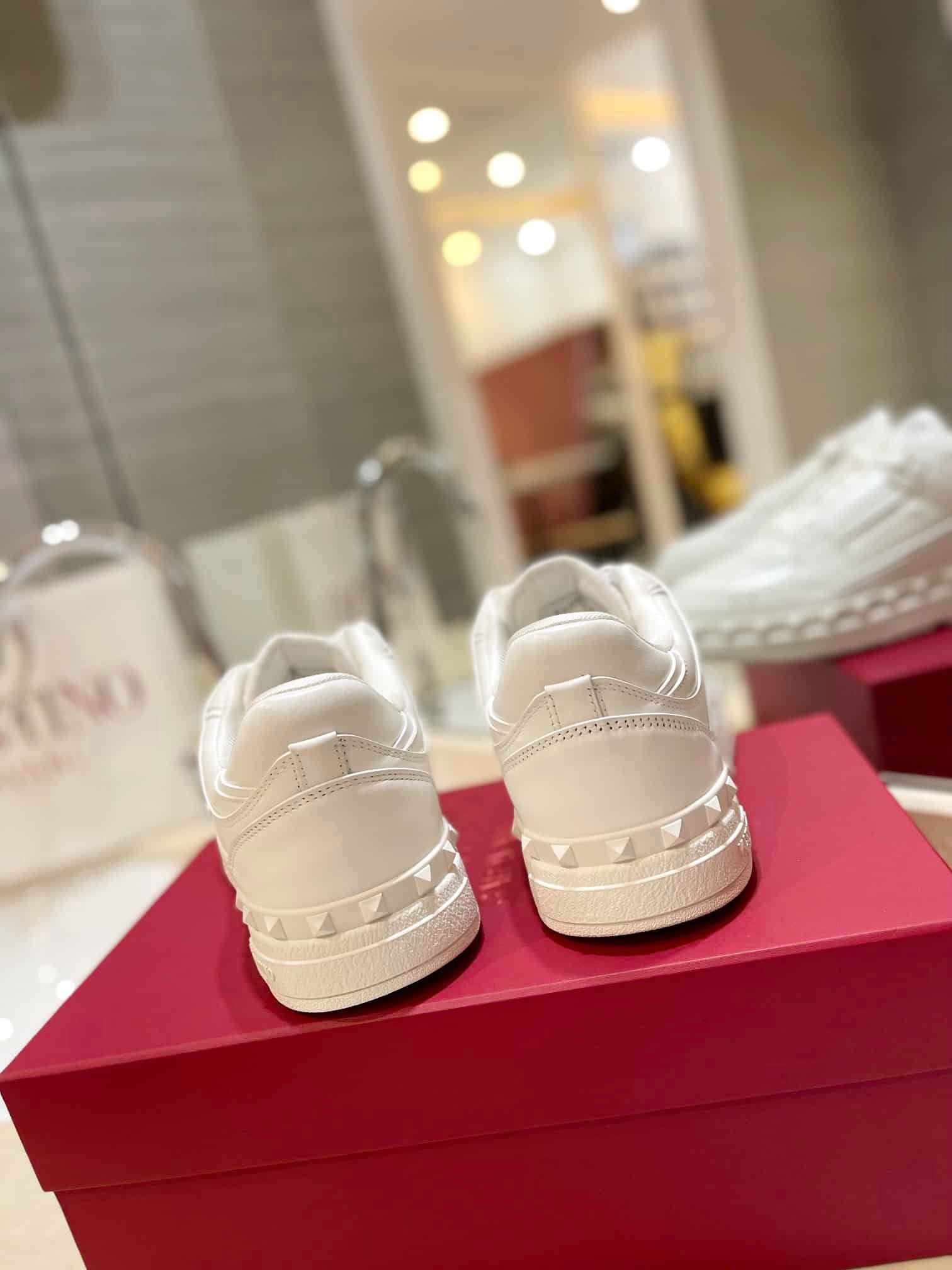 Va1e*ntin0 Garavani Freedots Low Top Sneaker In Calfskin White 4Y2S0H43Rdg 0Bo