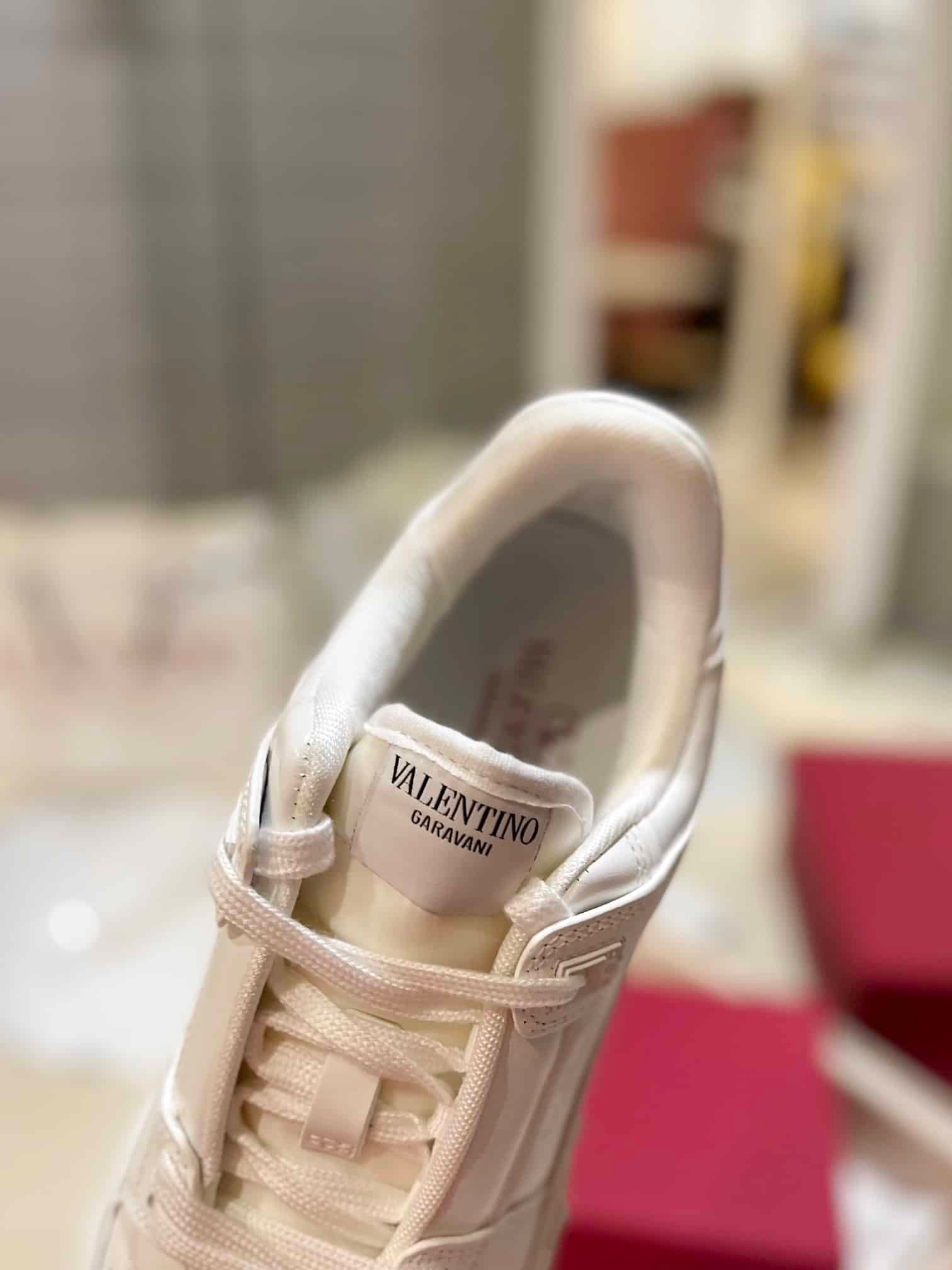 Va1e*ntin0 Garavani Freedots Low Top Sneaker In Calfskin White 4Y2S0H43Rdg 0Bo