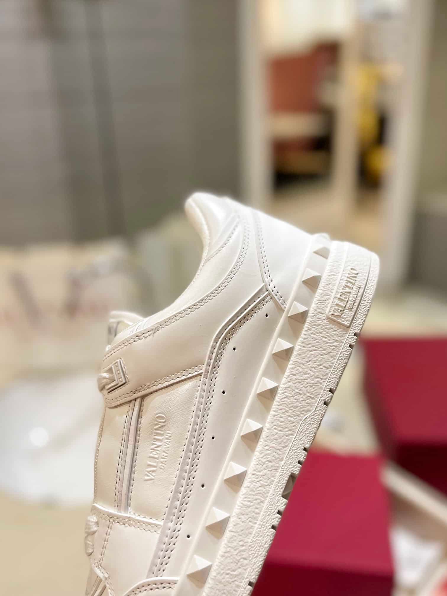 Va1e*ntin0 Garavani Freedots Low Top Sneaker In Calfskin White 4Y2S0H43Rdg 0Bo