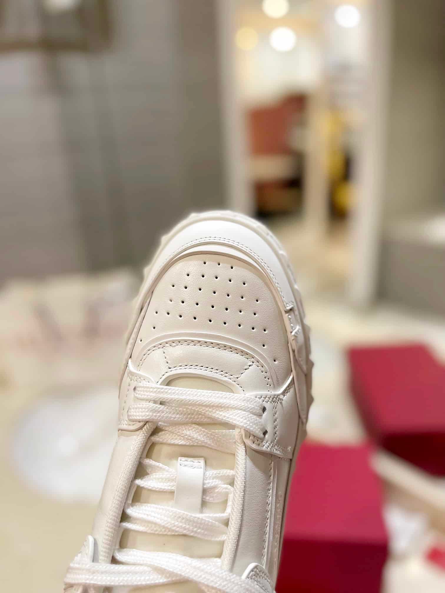 Va1e*ntin0 Garavani Freedots Low Top Sneaker In Calfskin White 4Y2S0H43Rdg 0Bo