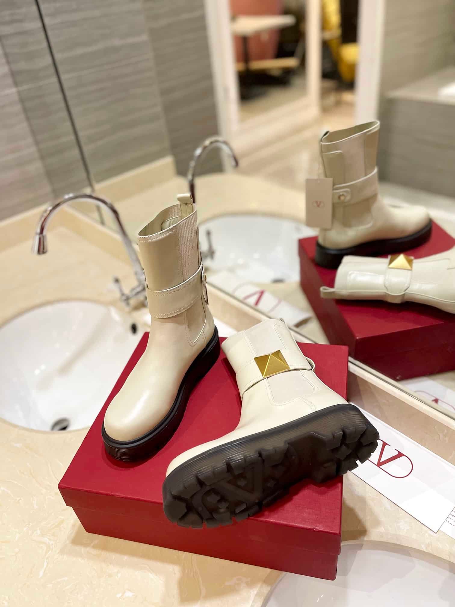 Va1e*ntin0 Garavani One Stud Beatle Boot In Calfskin Light Ivory 2W2S0Fy1Kum I16