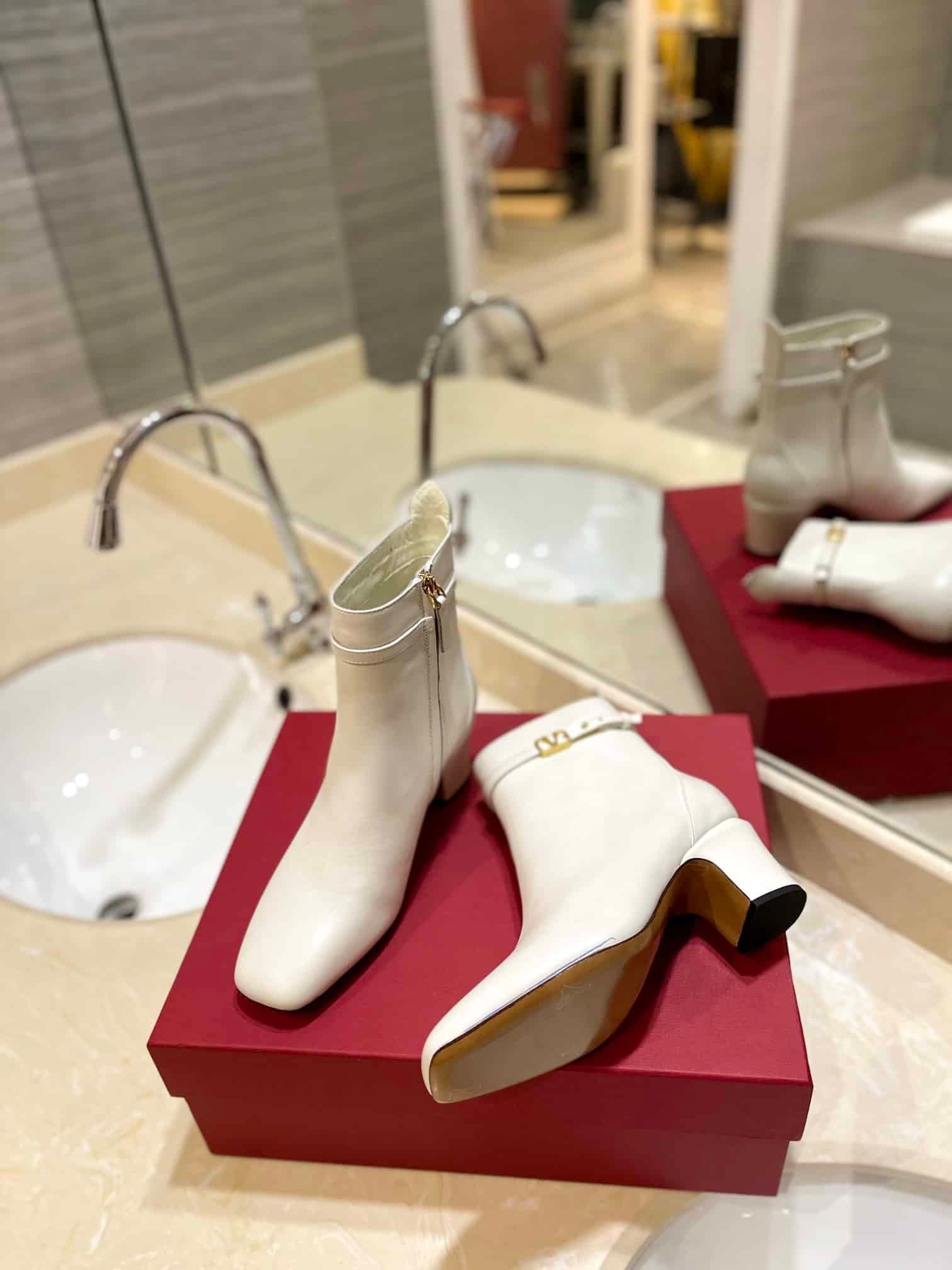 Va1e*ntin0 Garavani Tan Go Ankle Boot In Calfskin Leather White