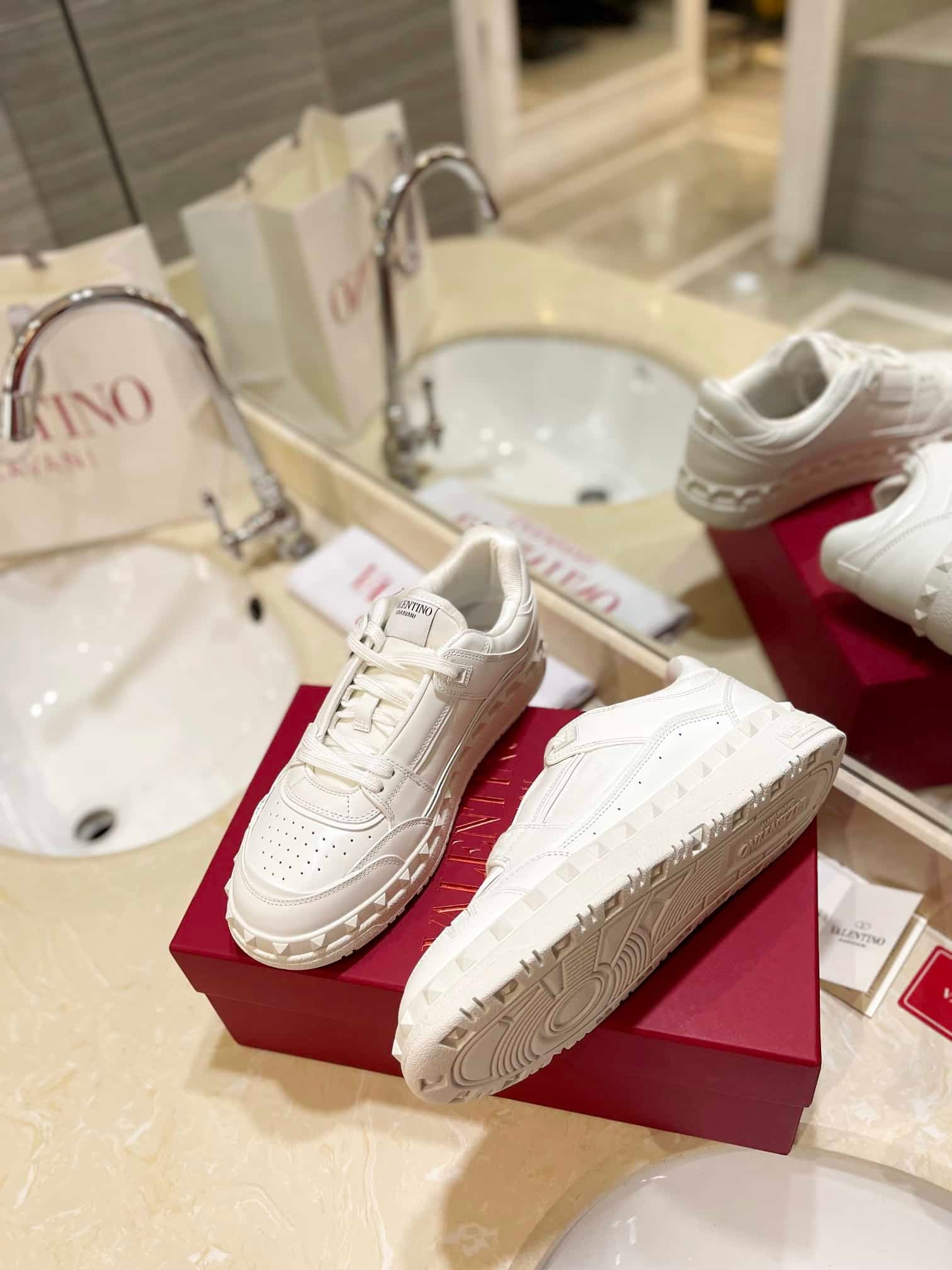 Va1e*ntin0 Garavani Freedots Low Top Sneaker In Calfskin White 4Y2S0H43Rdg 0Bo