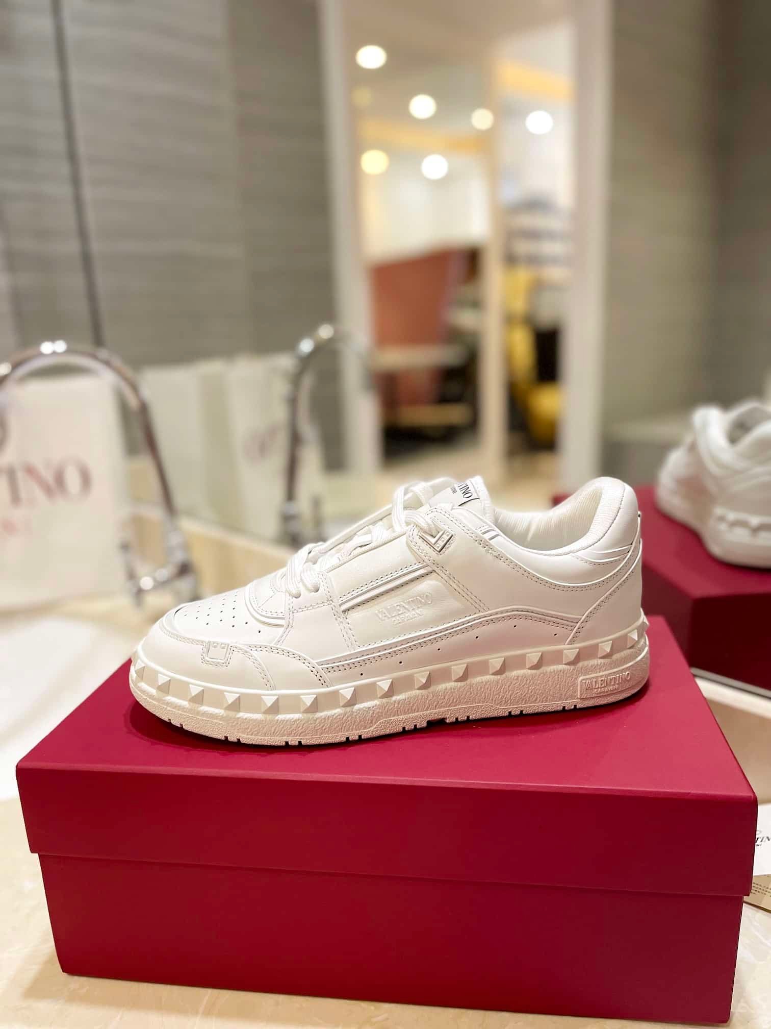 Va1e*ntin0 Garavani Freedots Low Top Sneaker In Calfskin White 4Y2S0H43Rdg 0Bo