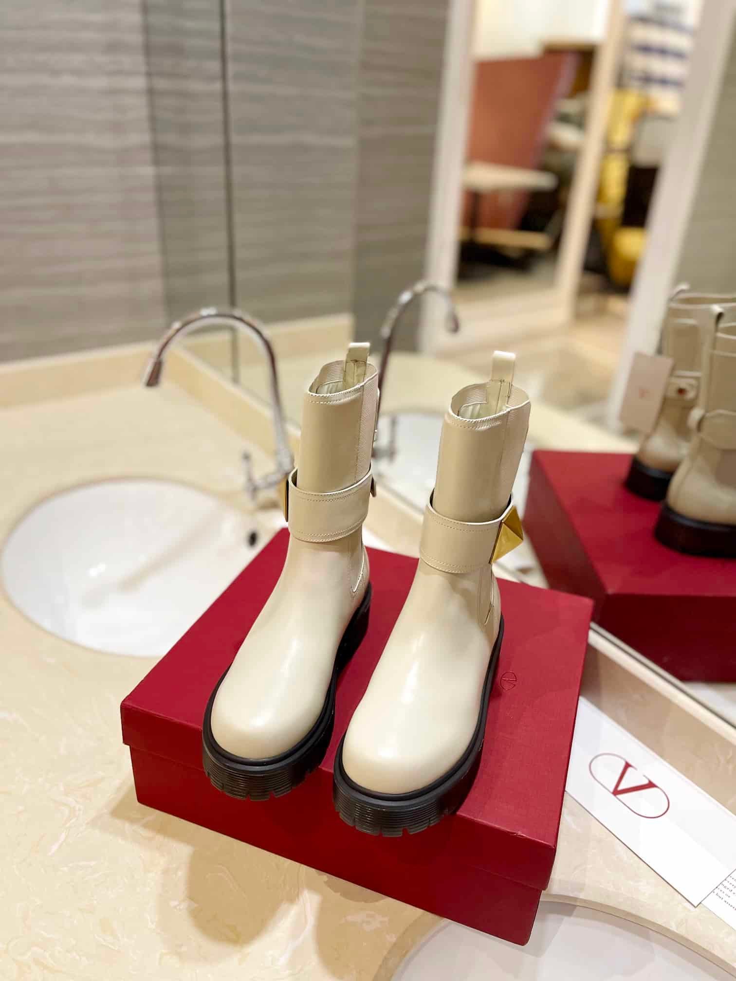 Va1e*ntin0 Garavani One Stud Beatle Boot In Calfskin Light Ivory 2W2S0Fy1Kum I16