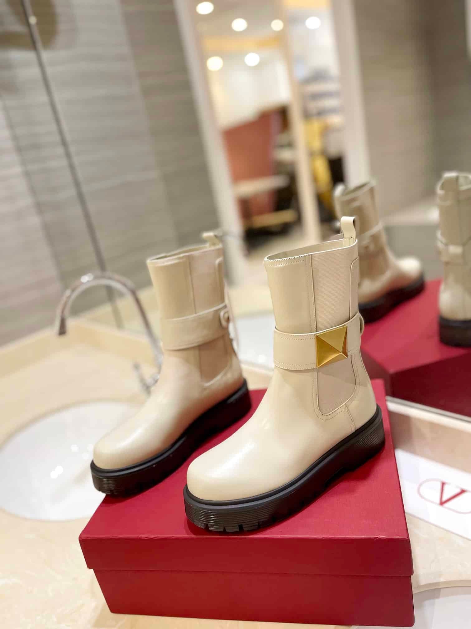 Va1e*ntin0 Garavani One Stud Beatle Boot In Calfskin Light Ivory 2W2S0Fy1Kum I16