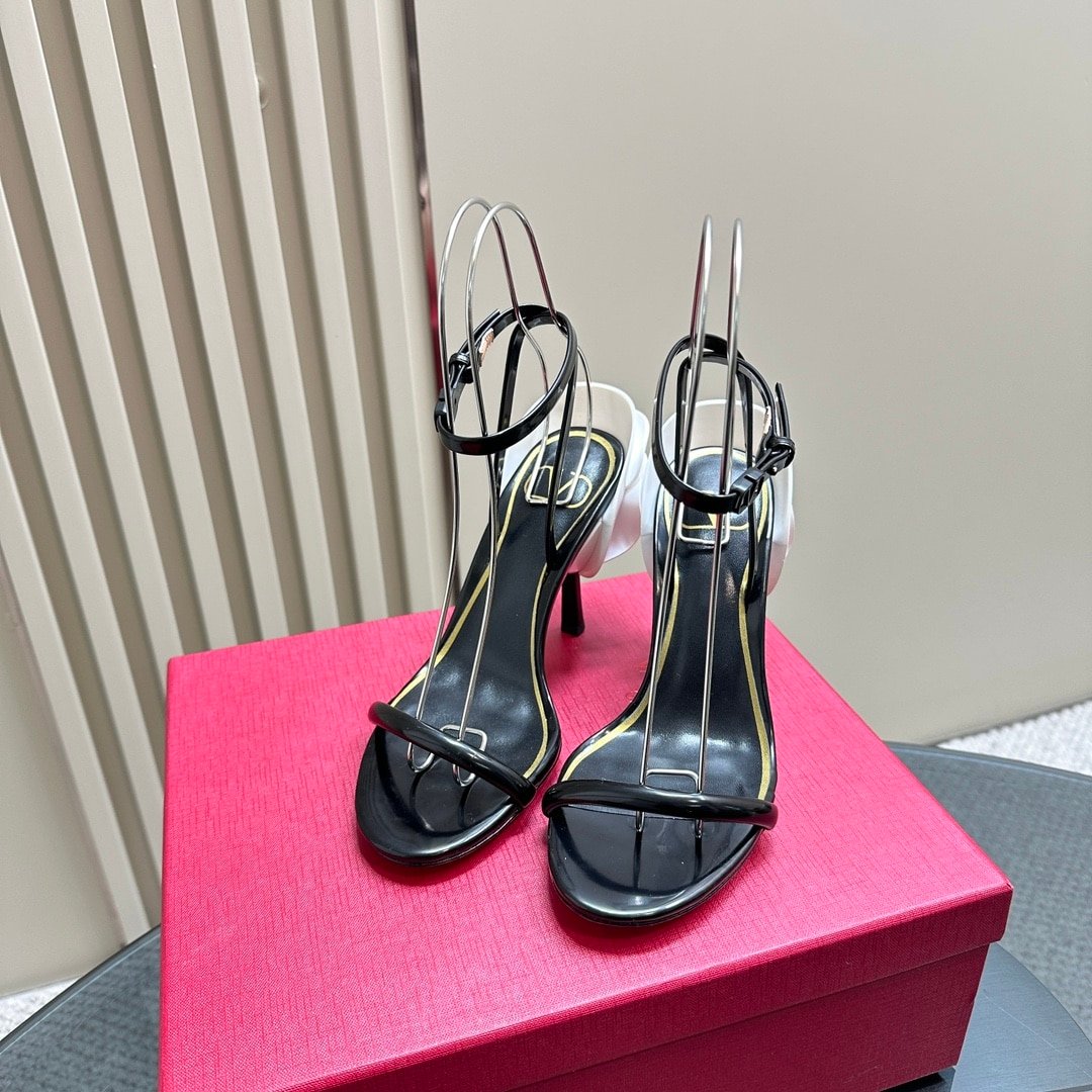 Va1e*ntin0 Garavani Archive Roserouche Leather High Heel In Black