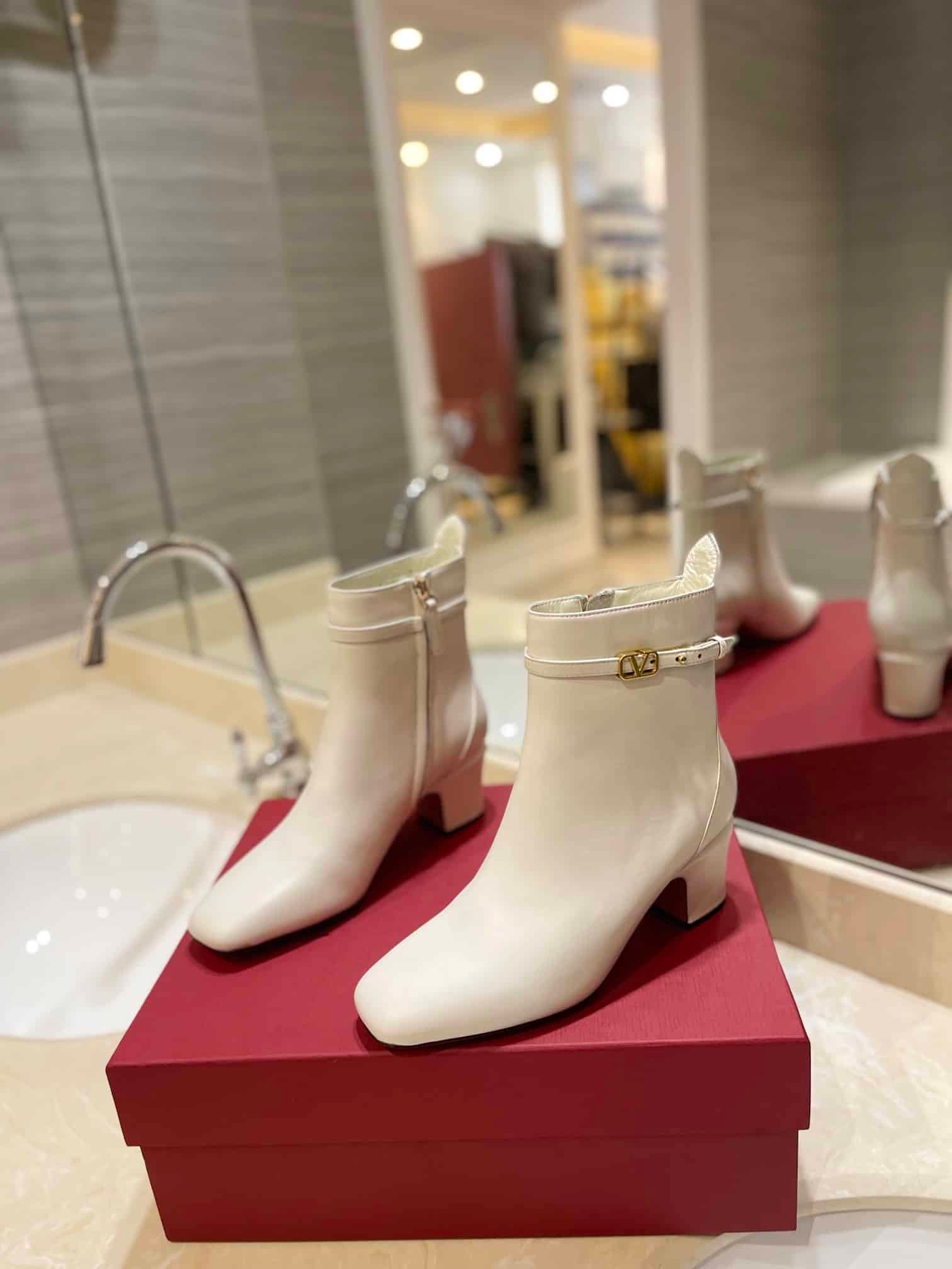 Va1e*ntin0 Garavani Tan Go Ankle Boot In Calfskin Leather White