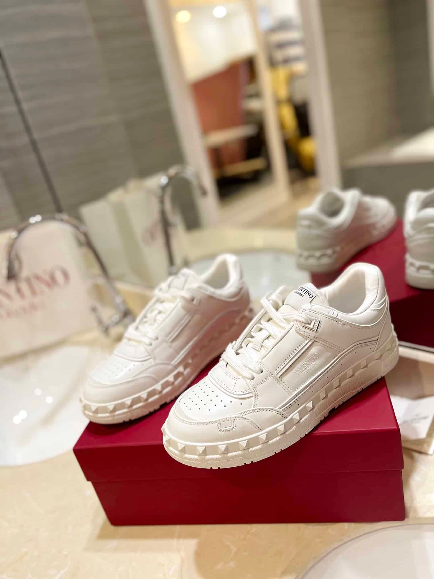 Va1e*ntin0 Garavani Freedots Low Top Sneaker In Calfskin White 4Y2S0H43Rdg 0Bo
