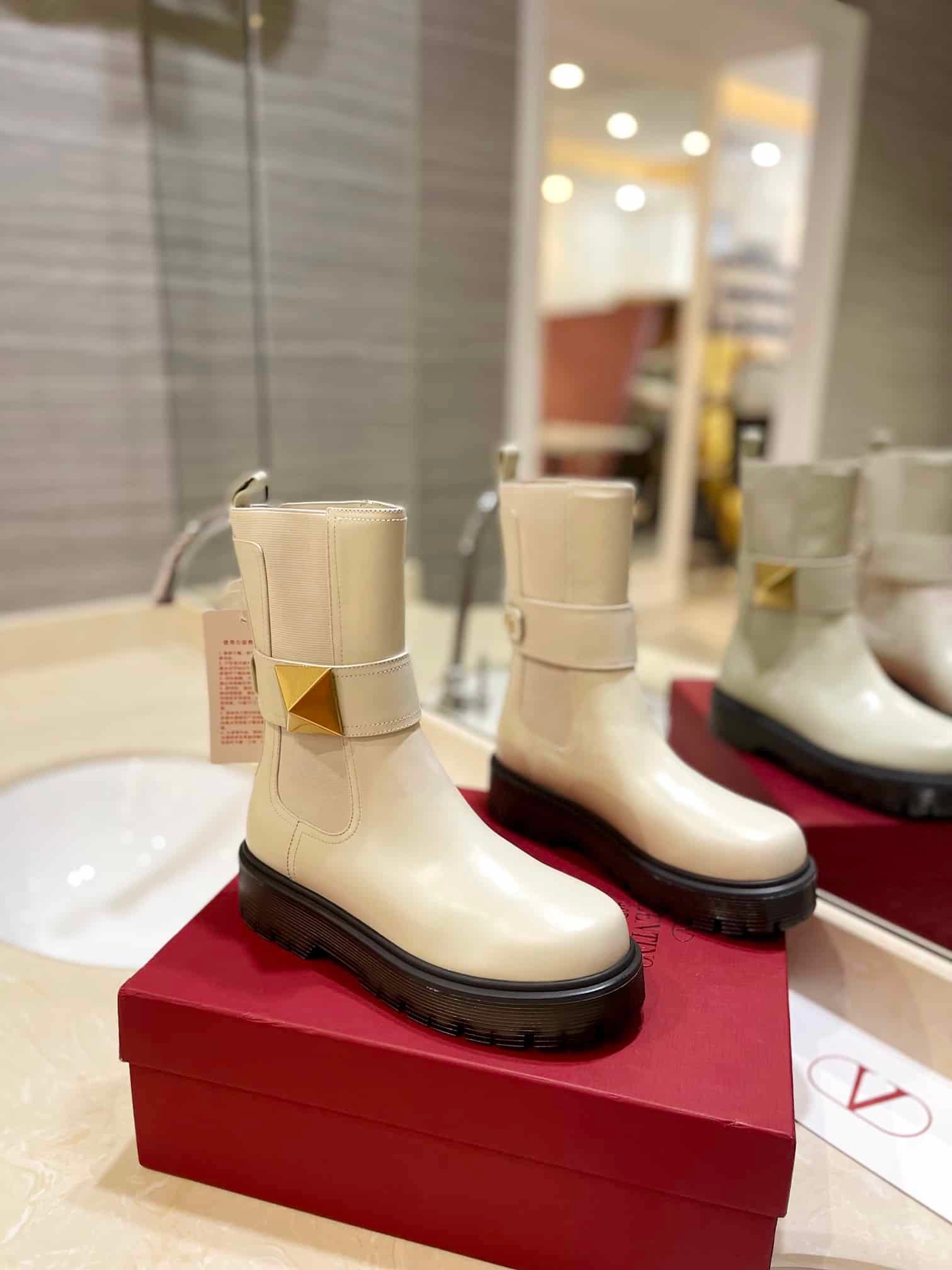 Va1e*ntin0 Garavani One Stud Beatle Boot In Calfskin Light Ivory 2W2S0Fy1Kum I16