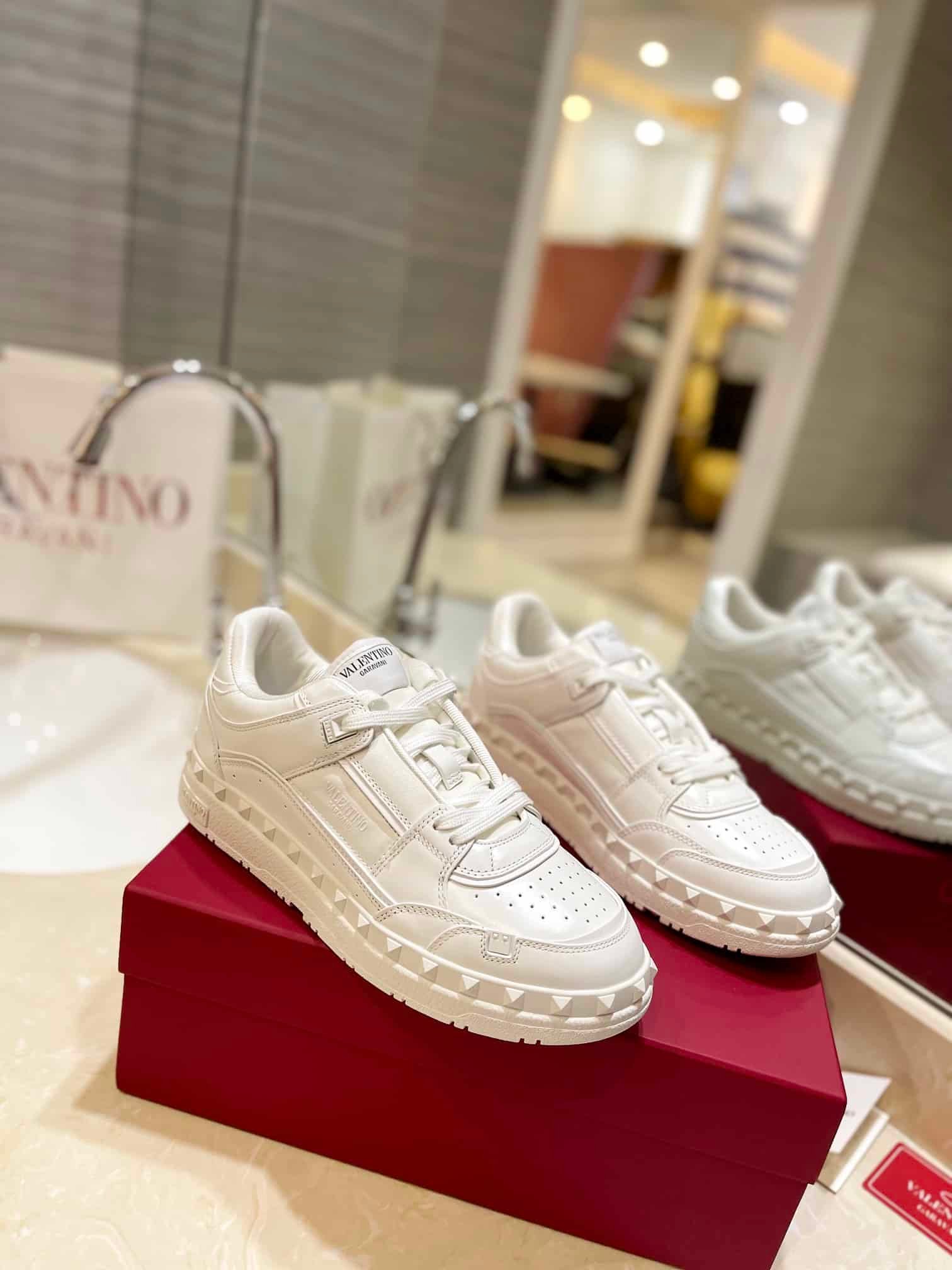 Va1e*ntin0 Garavani Freedots Low Top Sneaker In Calfskin White 4Y2S0H43Rdg 0Bo