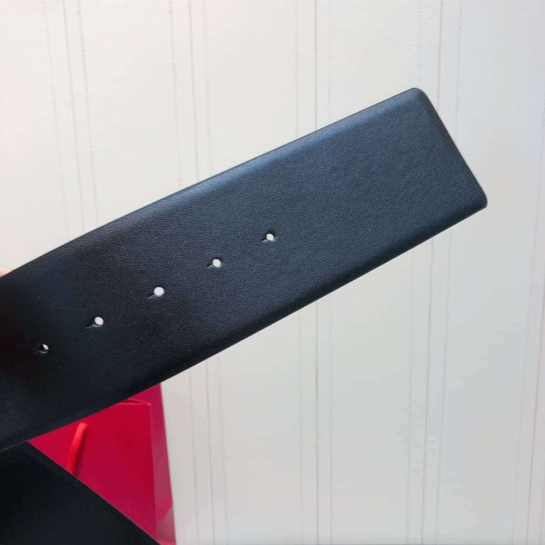 Va1e*ntin0 Garavani V Logo Belt In Black Leather 70Mm