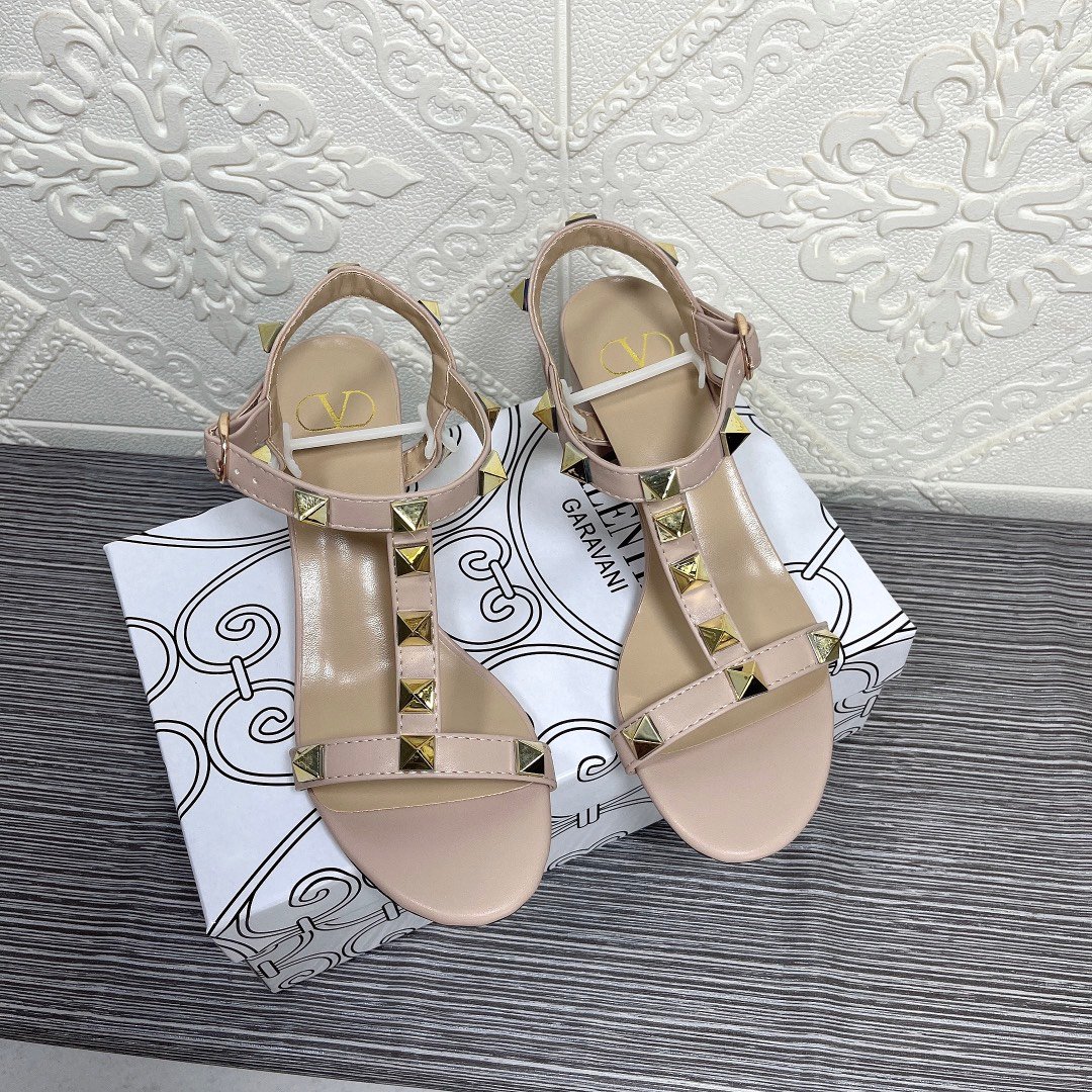 Va1e*ntin0 Garavani Rockstud Calfskin Leather Sandal Beige