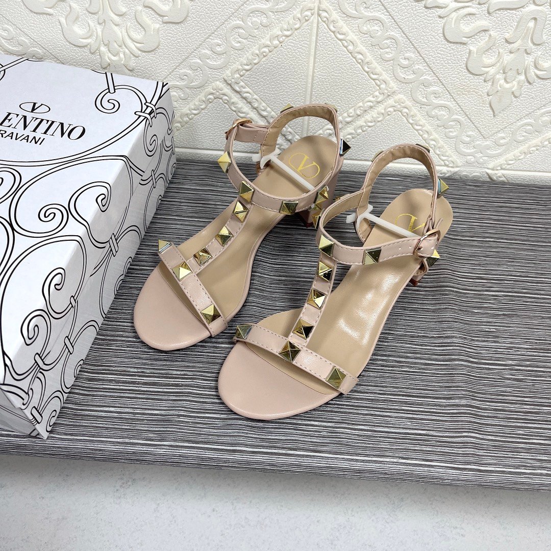 Va1e*ntin0 Garavani Rockstud Calfskin Leather Sandal Beige
