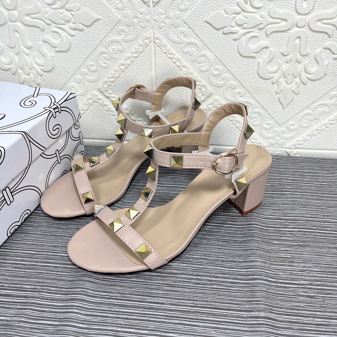 Va1e*ntin0 Garavani Rockstud Calfskin Leather Sandal Beige