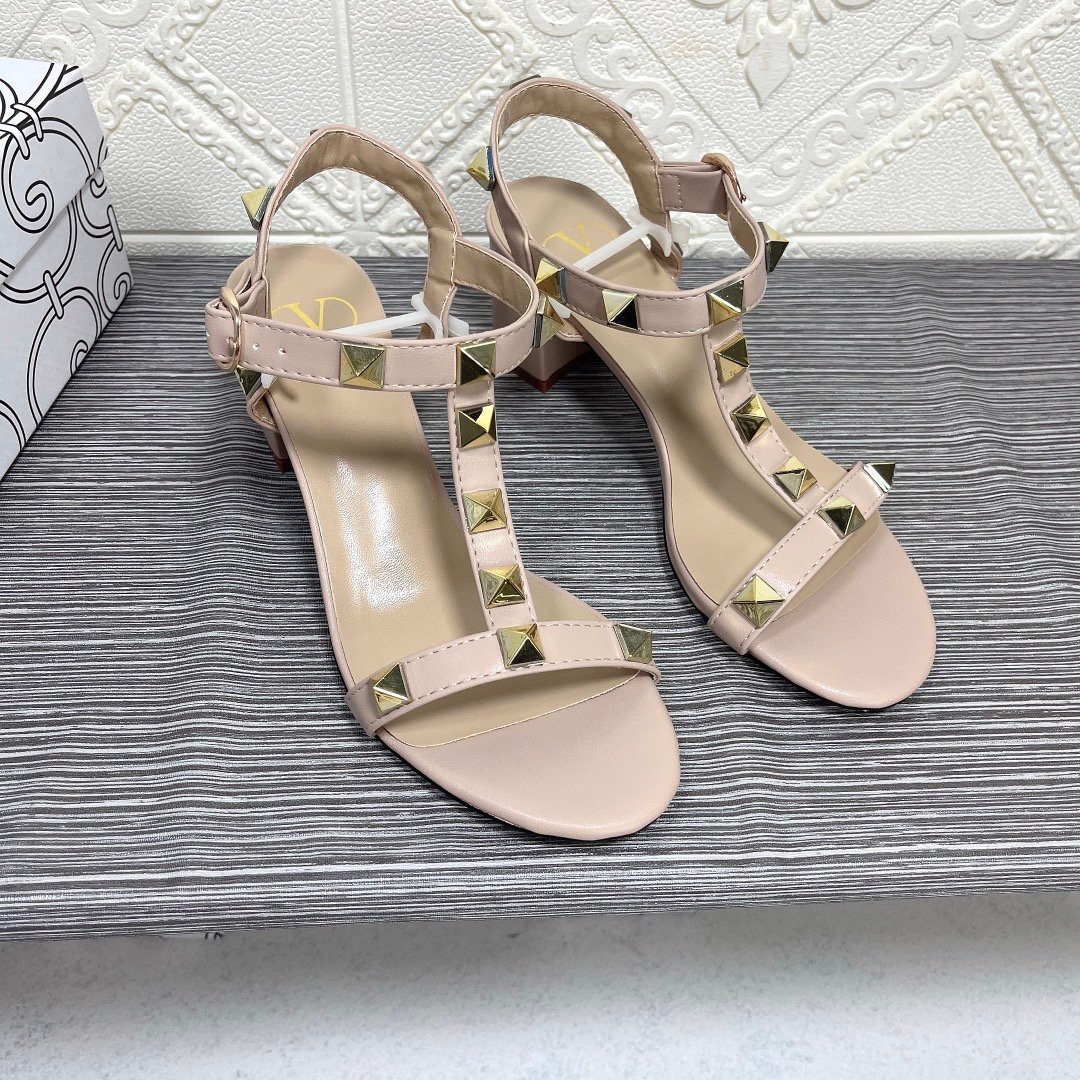 Va1e*ntin0 Garavani Rockstud Calfskin Leather Sandal Beige