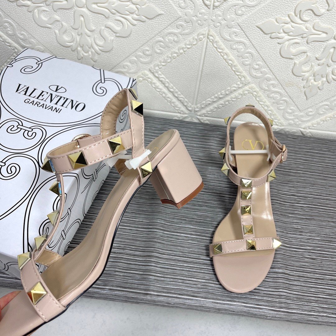 Va1e*ntin0 Garavani Rockstud Calfskin Leather Sandal Beige