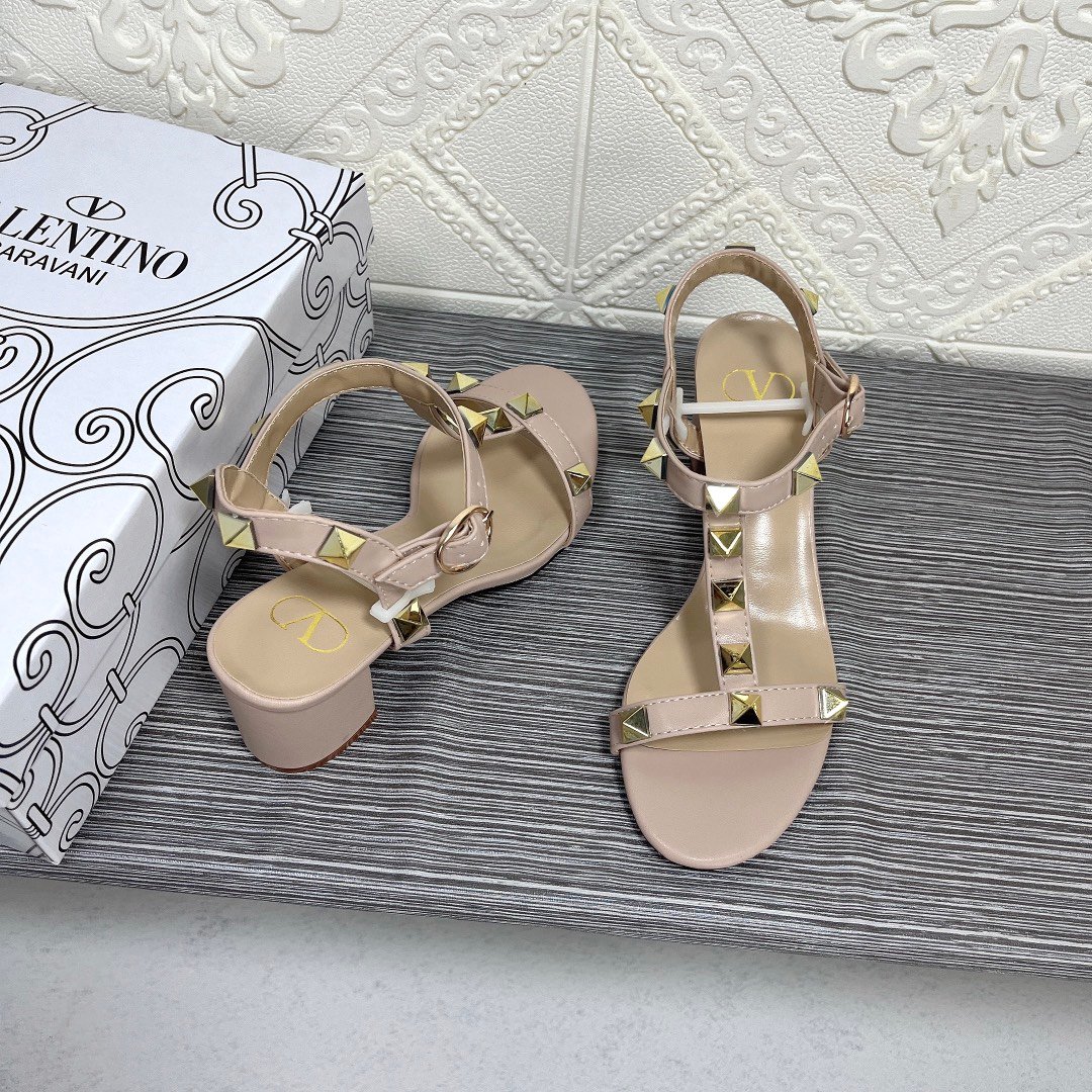 Va1e*ntin0 Garavani Rockstud Calfskin Leather Sandal Beige