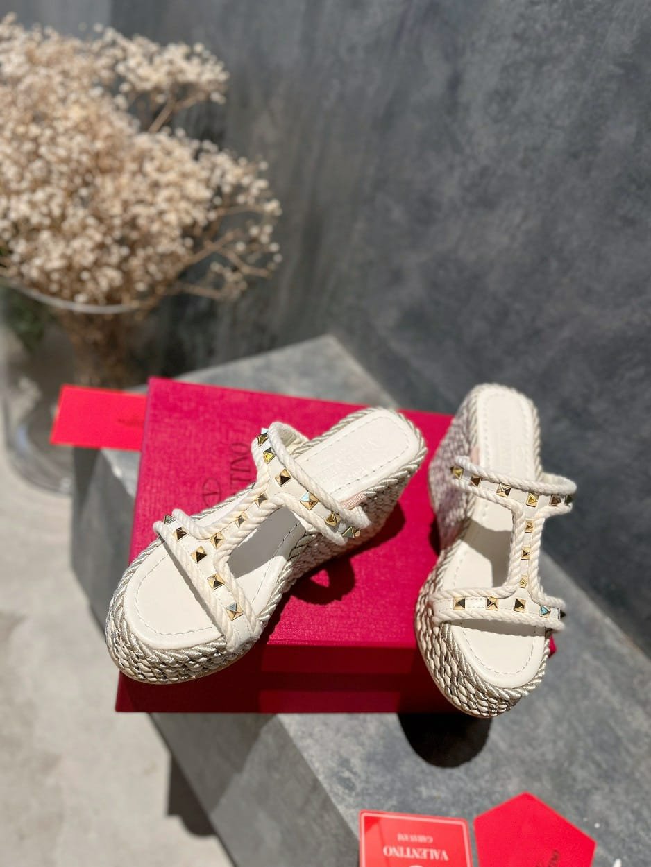 Va1e*ntin0 Rockstud Laminated Nappa Wedge Sandal Natural 4W2S0Gi5Dym Ybs