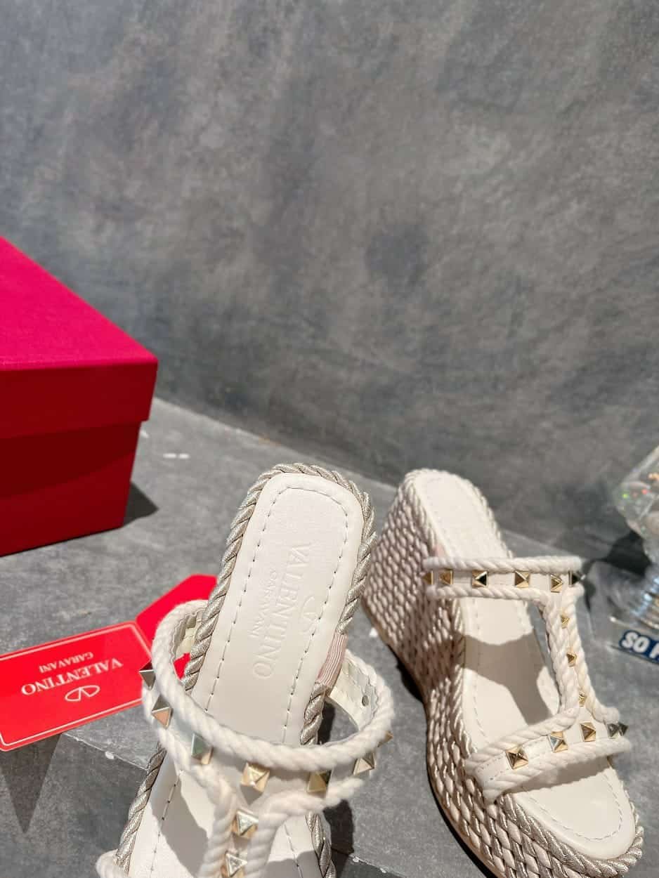 Va1e*ntin0 Rockstud Laminated Nappa Wedge Sandal Natural 4W2S0Gi5Dym Ybs