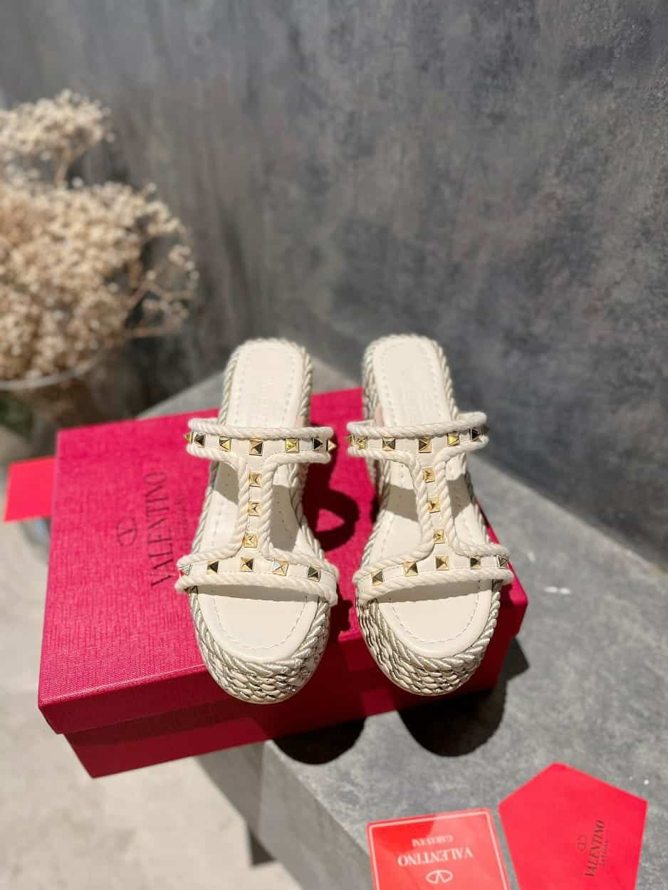 Va1e*ntin0 Rockstud Laminated Nappa Wedge Sandal Natural 4W2S0Gi5Dym Ybs