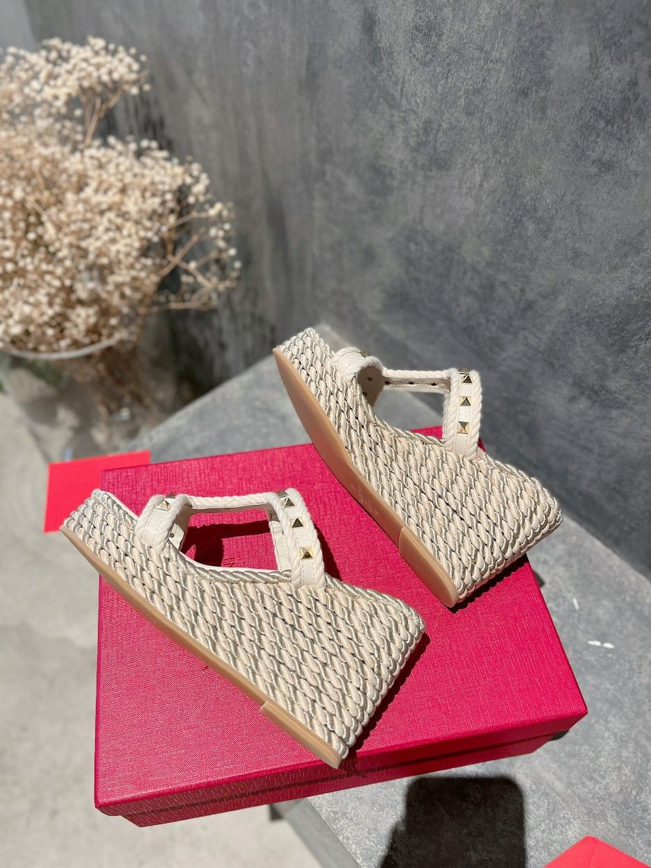 Va1e*ntin0 Rockstud Laminated Nappa Wedge Sandal Natural 4W2S0Gi5Dym Ybs