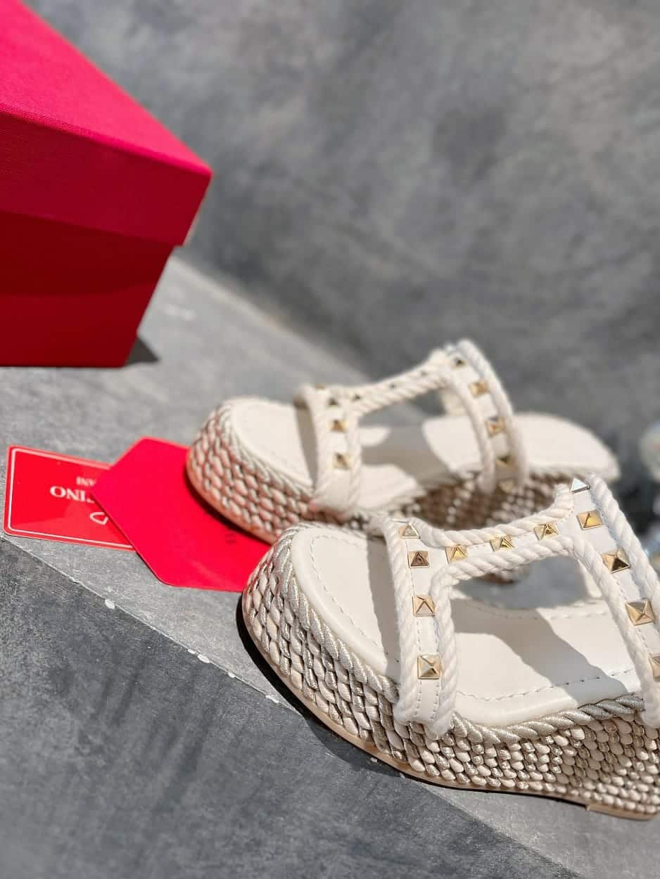 Va1e*ntin0 Rockstud Laminated Nappa Wedge Sandal Natural 4W2S0Gi5Dym Ybs