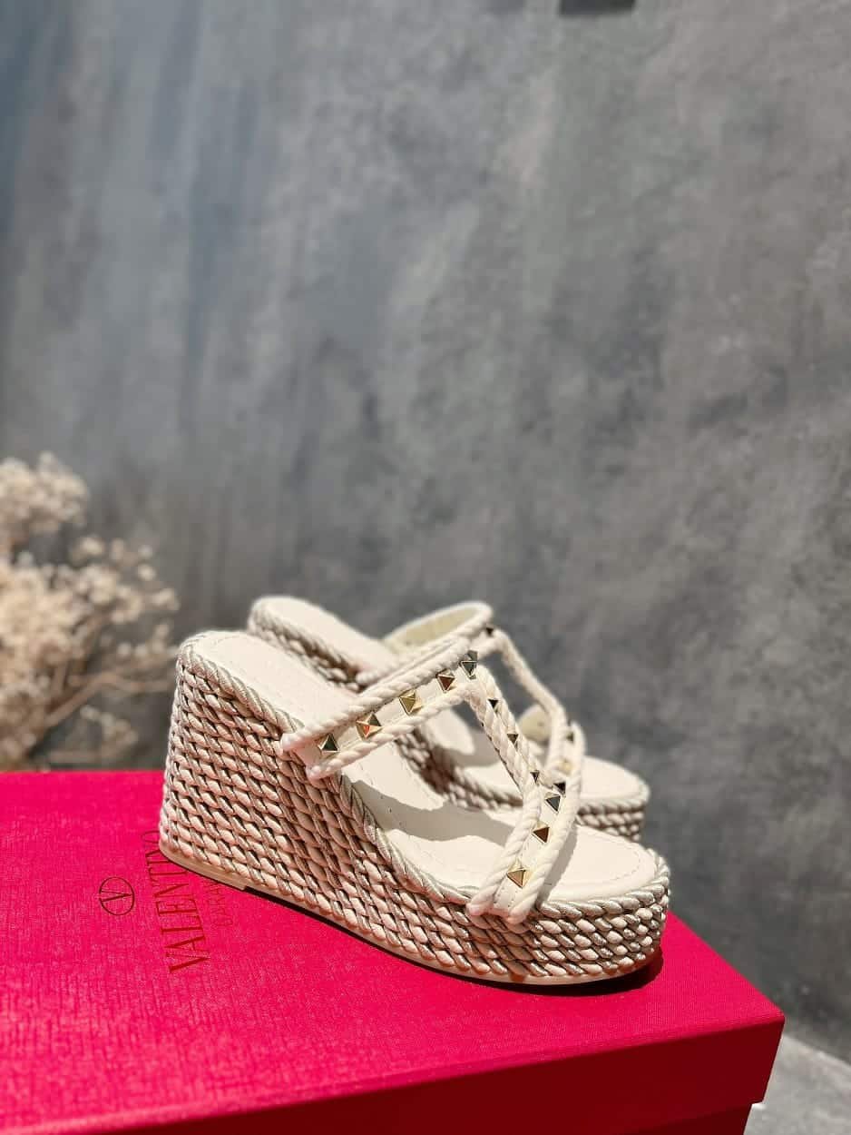 Va1e*ntin0 Rockstud Laminated Nappa Wedge Sandal Natural 4W2S0Gi5Dym Ybs