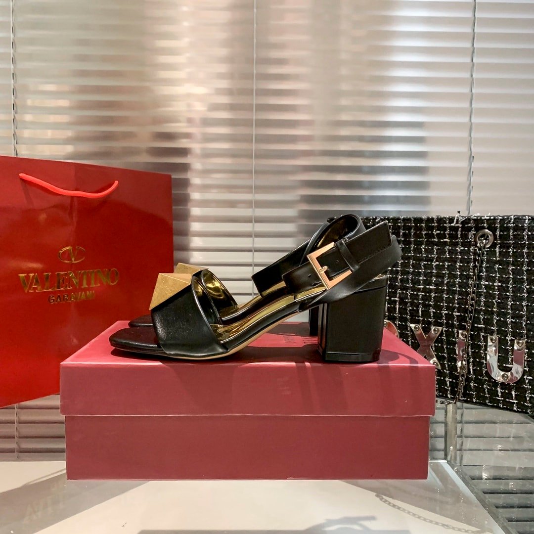Va1e*ntin0 Garavani One Stud Leather Sandals Black