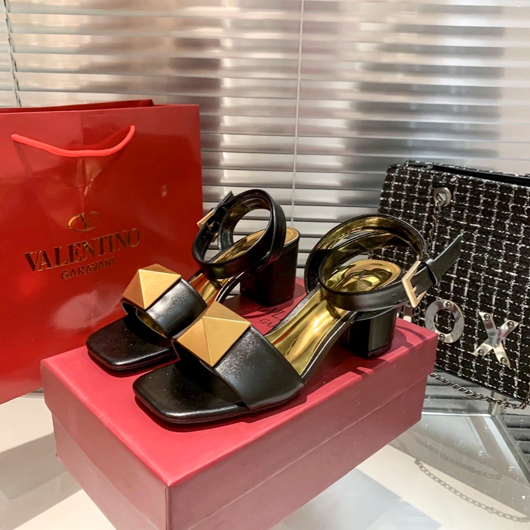 Va1e*ntin0 Garavani One Stud Leather Sandals Black