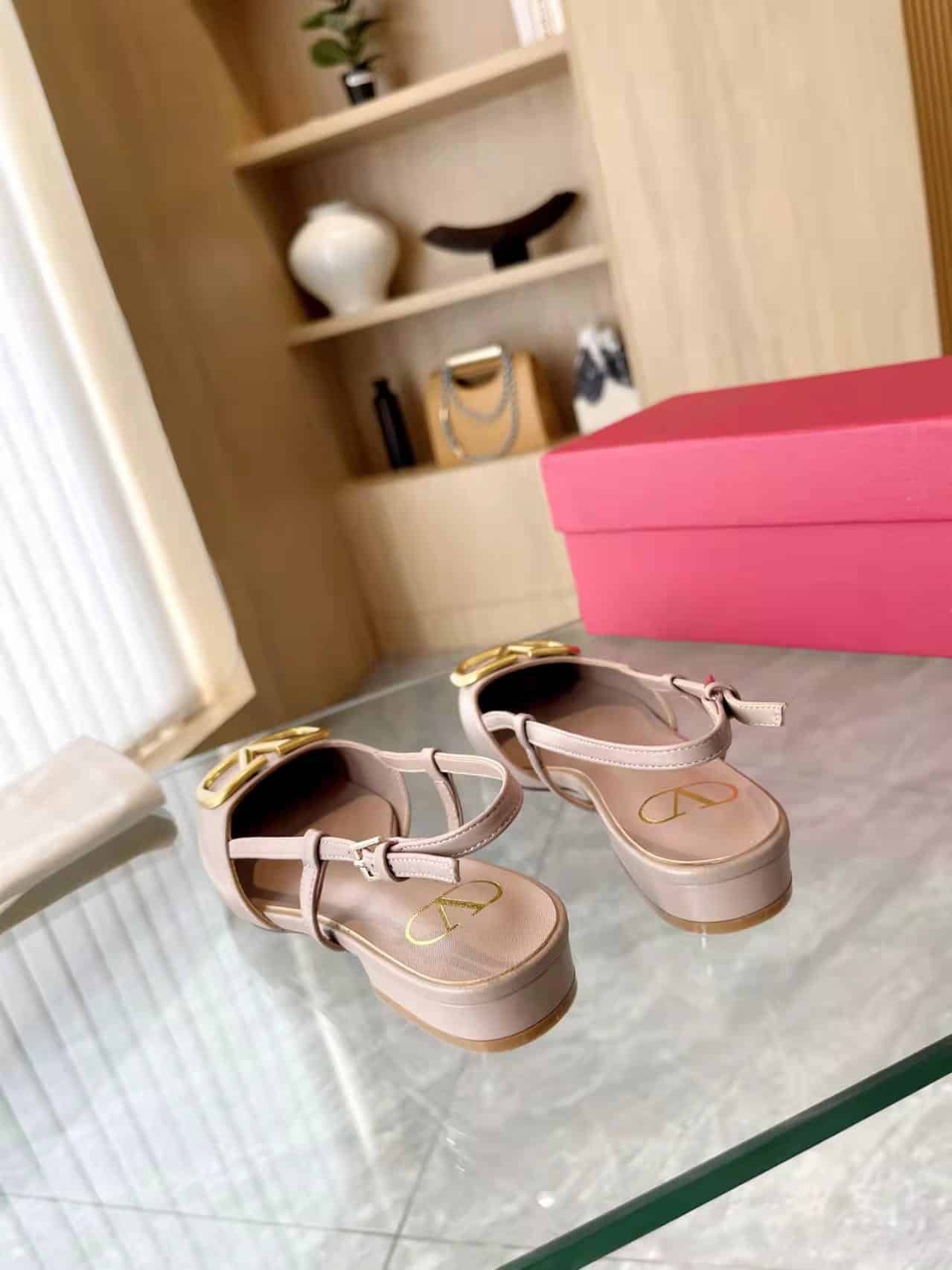 Va1e*ntin0 Garavani V Logo Leather Slingback Flats Beige