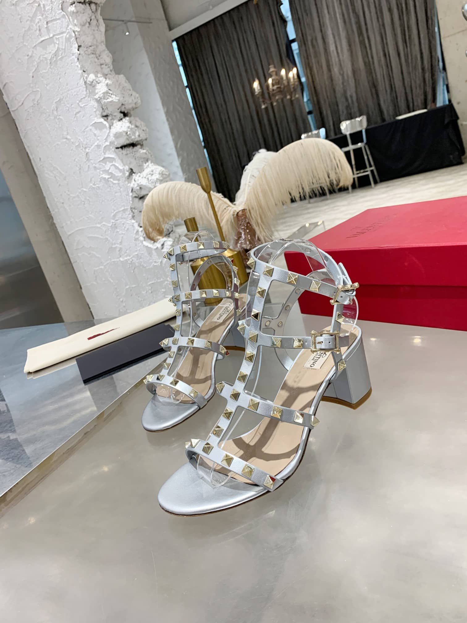 Va1e*ntin0 Garavani Rockstud Leather Sandals Silver