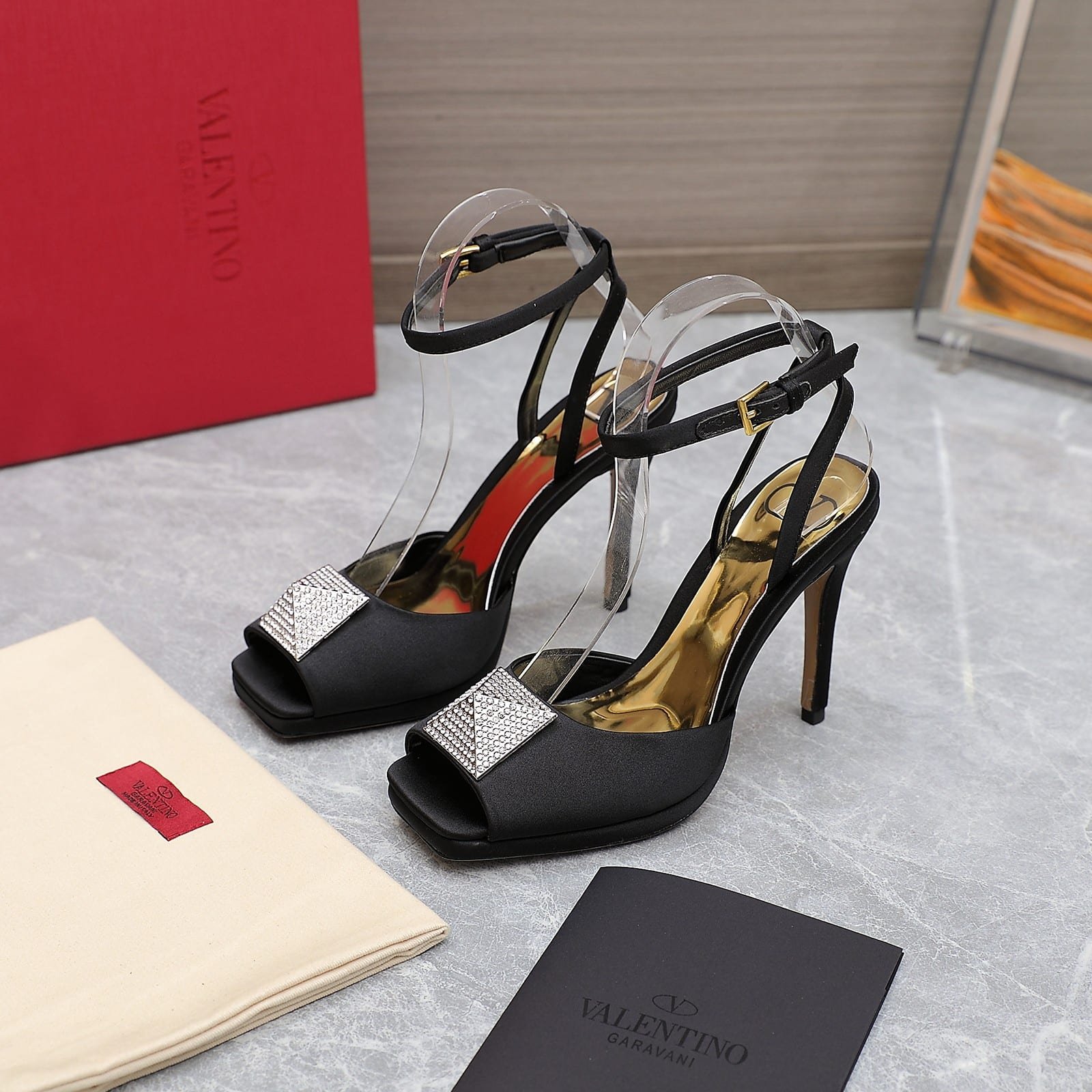 Va1e*ntin0 Garavani Roman Stud Block Pump Black