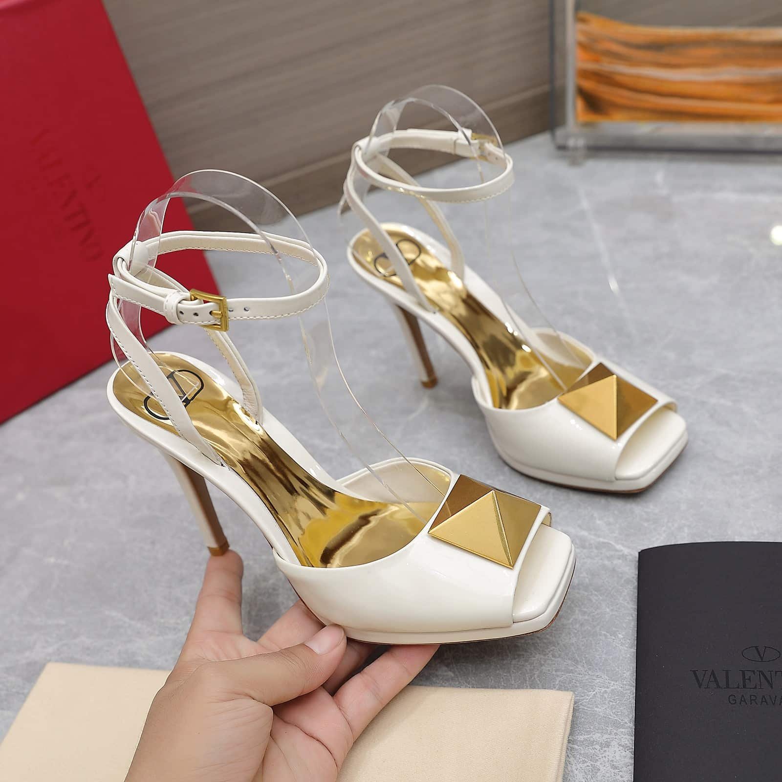 Va1e*ntin0 Garavani Roman Gold Stud Block Pump White