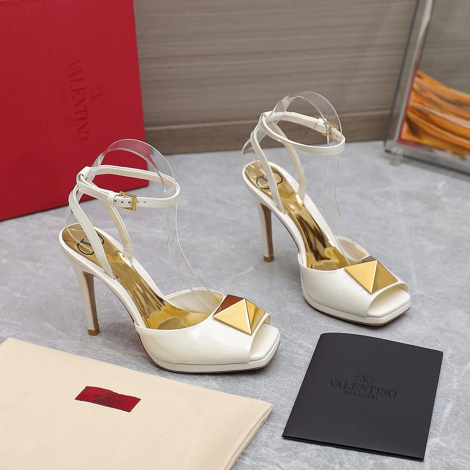 Va1e*ntin0 Garavani Roman Gold Stud Block Pump White