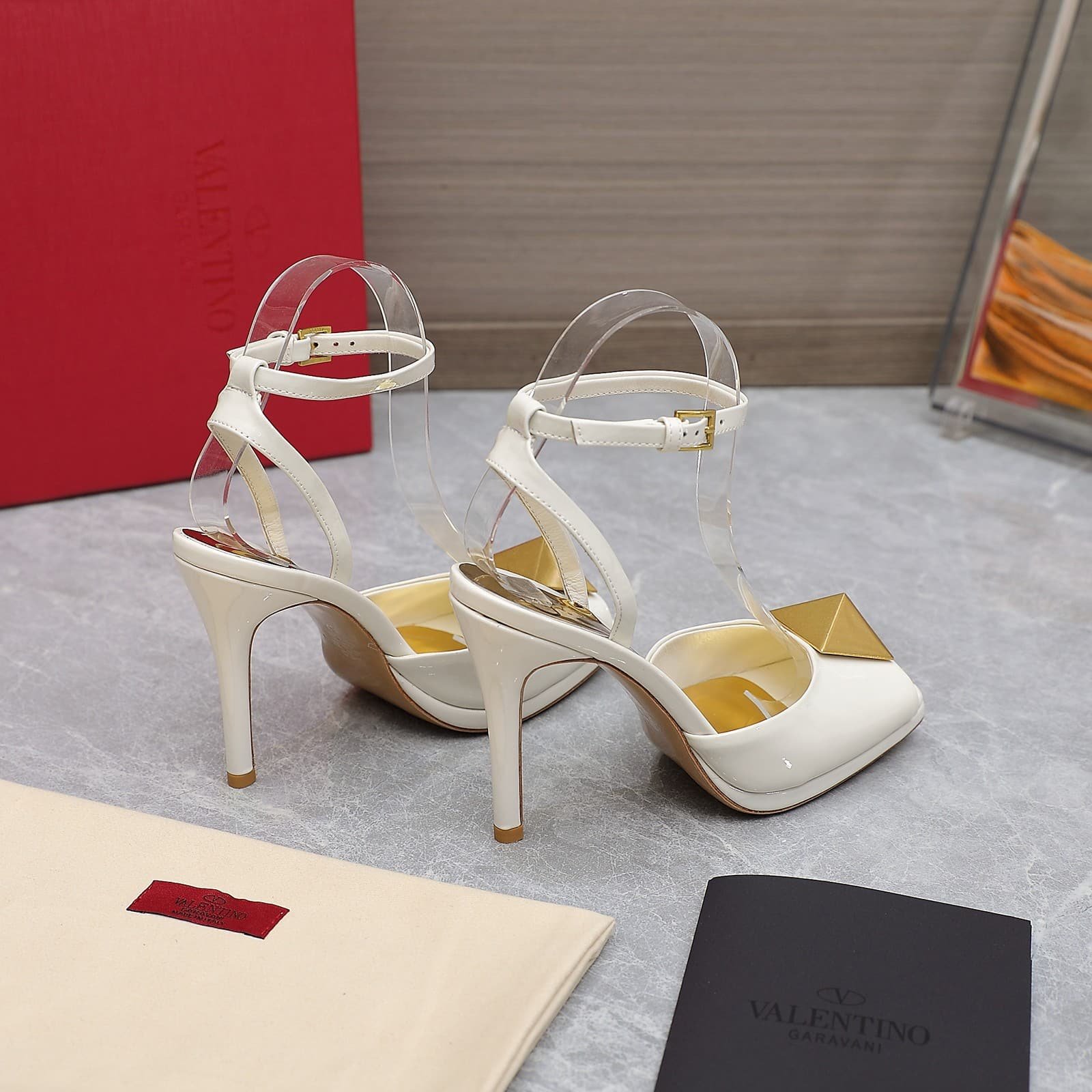 Va1e*ntin0 Garavani Roman Gold Stud Block Pump White