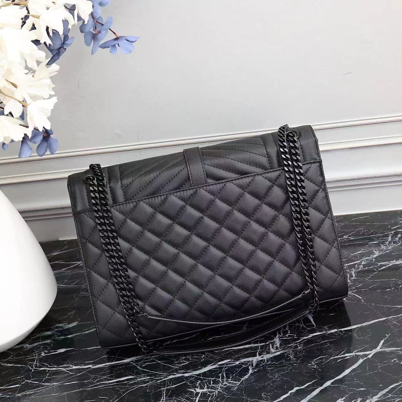 Sa1nt Lau*nt Envelope Large Grain De Poudre Embossed Leather Mix Matelassé Black 31Cm 600166Bow981000