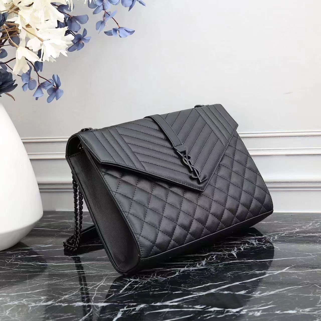 Sa1nt Lau*nt Envelope Large Grain De Poudre Embossed Leather Mix Matelassé Black 31Cm 600166Bow981000