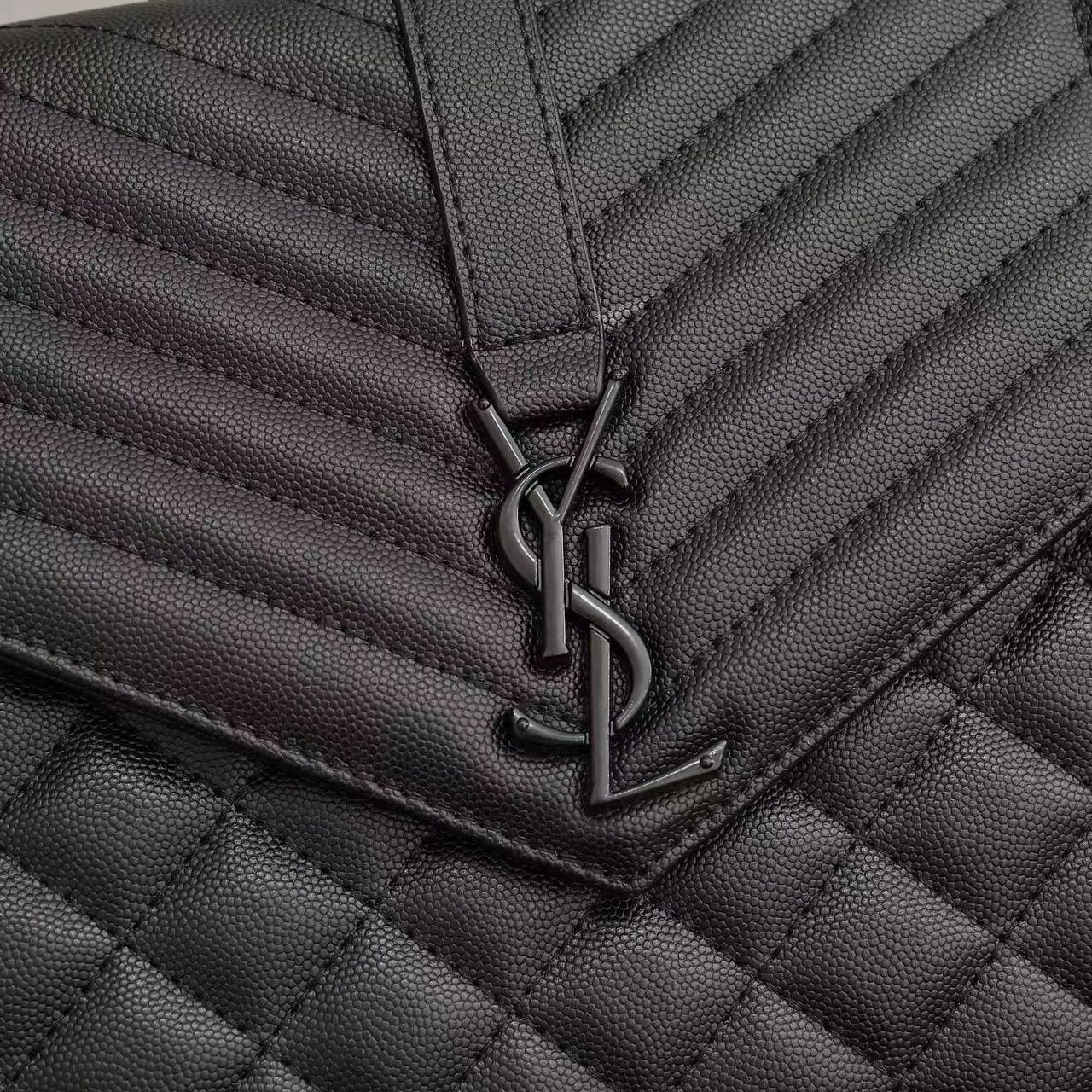 Sa1nt Lau*nt Envelope Large Grain De Poudre Embossed Leather Mix Matelassé Black 31Cm 600166Bow981000