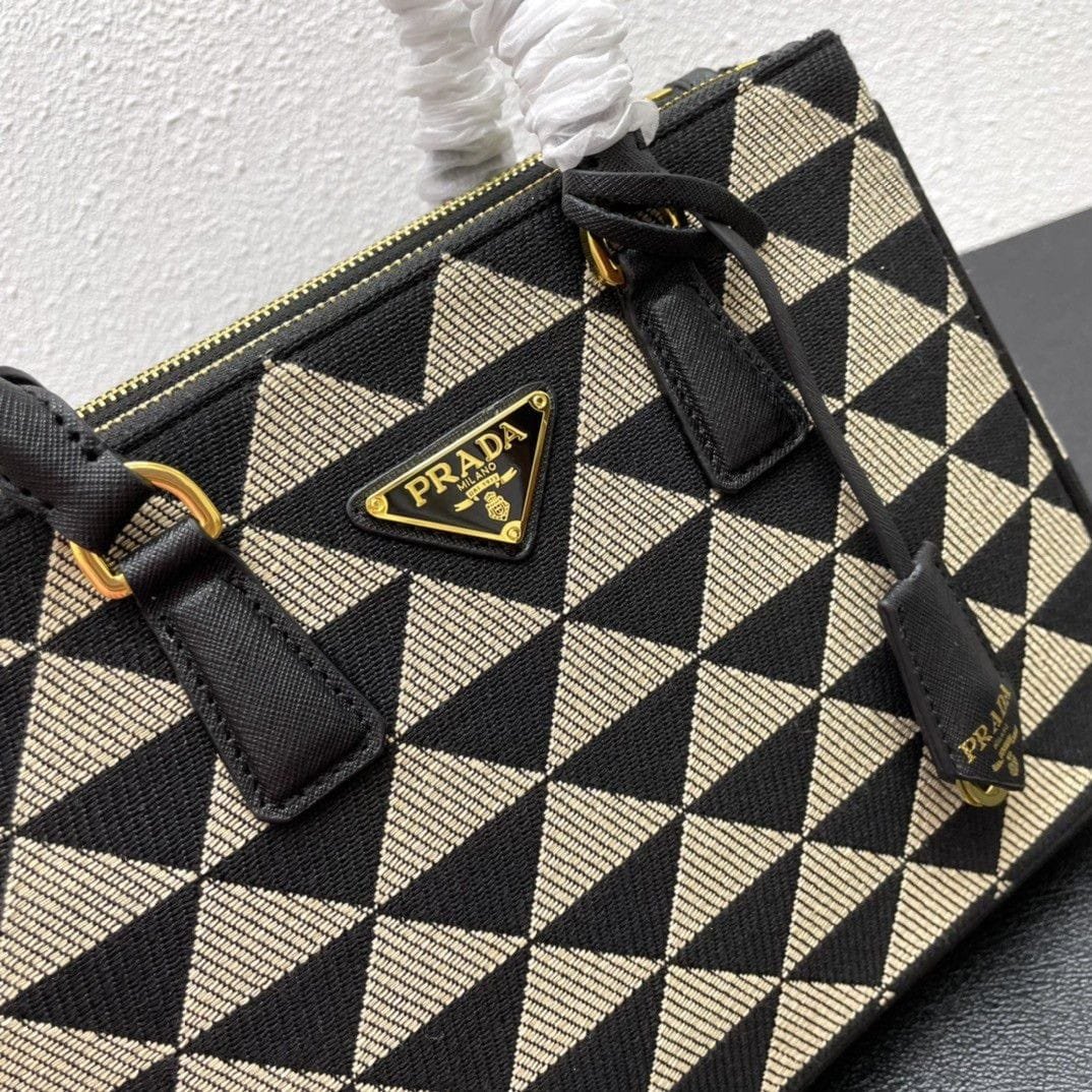 [S*per Vip 1:1] Pra*a Galleria Medium Symbole Embroidered Fabric Bag Black And Beige 28Cm 1Ba863 2Fkl F0Y30 V Ooo