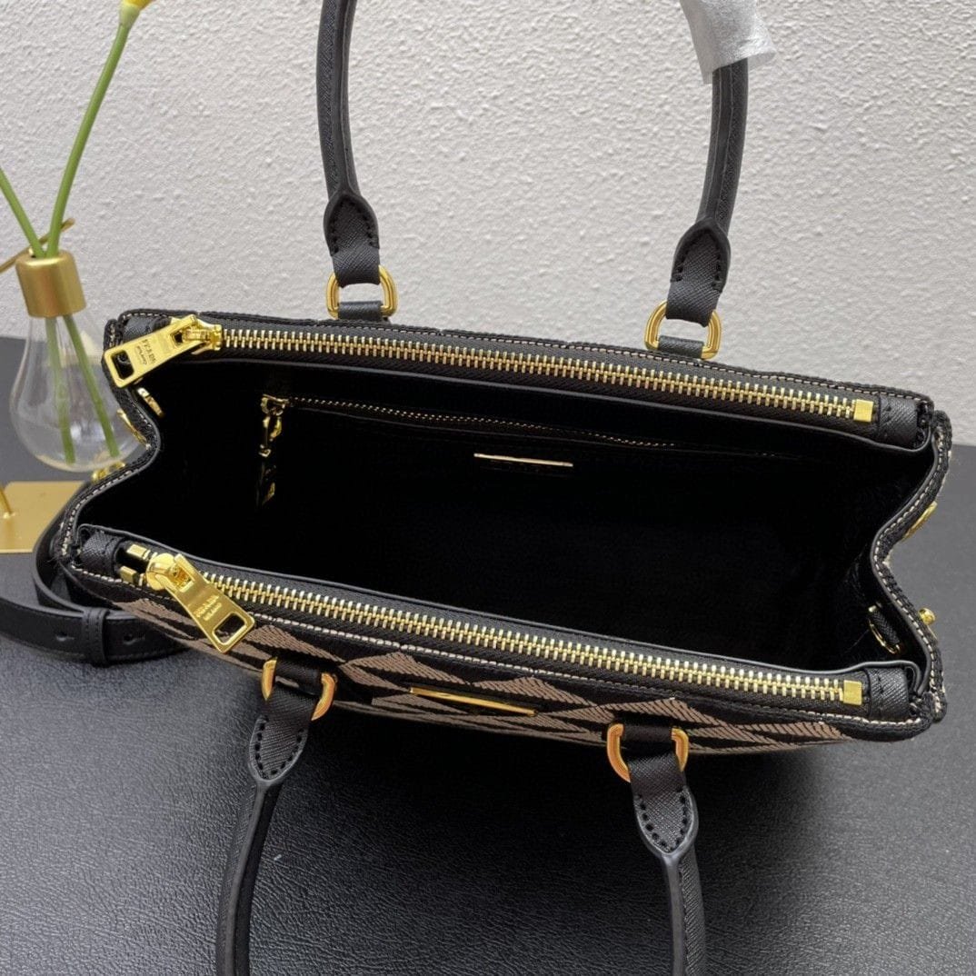 [S*per Vip 1:1] Pra*a Galleria Medium Symbole Embroidered Fabric Bag Black And Beige 28Cm 1Ba863 2Fkl F0Y30 V Ooo