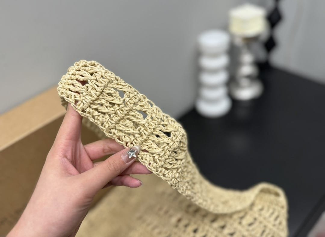 Sa1nt Lau*nt Le 5 A 7 In Raffia Crochet And Smooth Leather Beige 32Cm 690941Gaaar2080