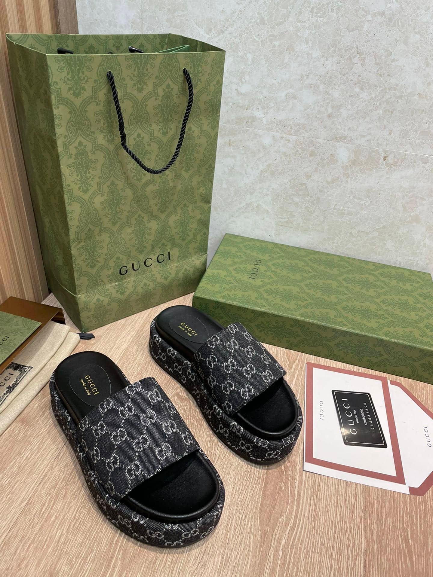 Gvc*1 Women’S Gg Lame Platform Slide Sandal Black 623212 Un300 1289