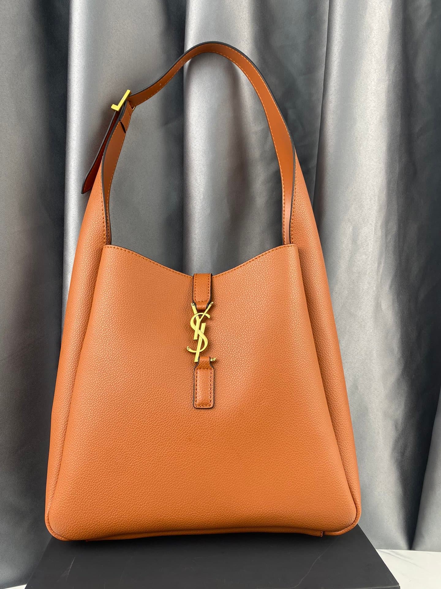 Sa1nt Lau*nt 5 À 7 Soft Small Hobo Bag In Smooth Leather Beige