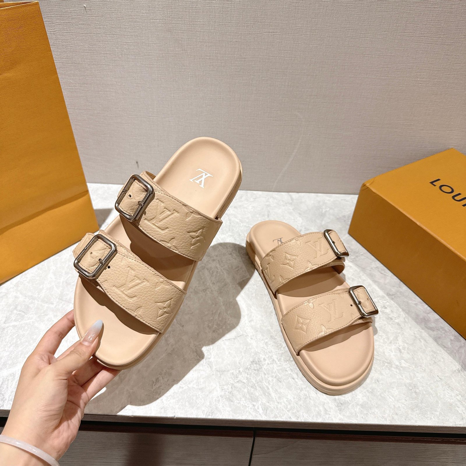 L0vis Vvtt0n LV Venice Mule Beige