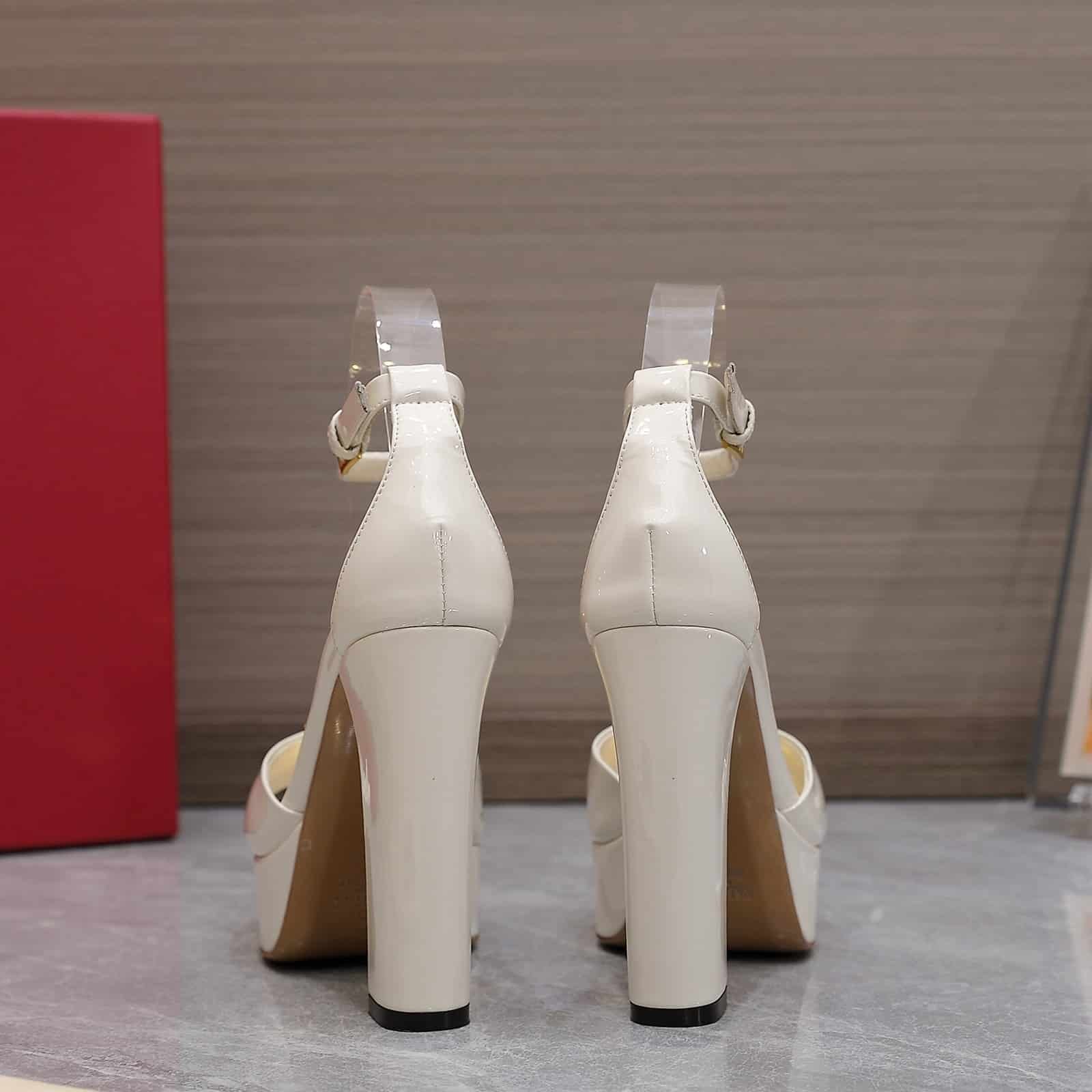 [S*per Vip 1:1] Va1e*ntin0 Garavani Open Toe Pump One Stud Platform Patent Leather White