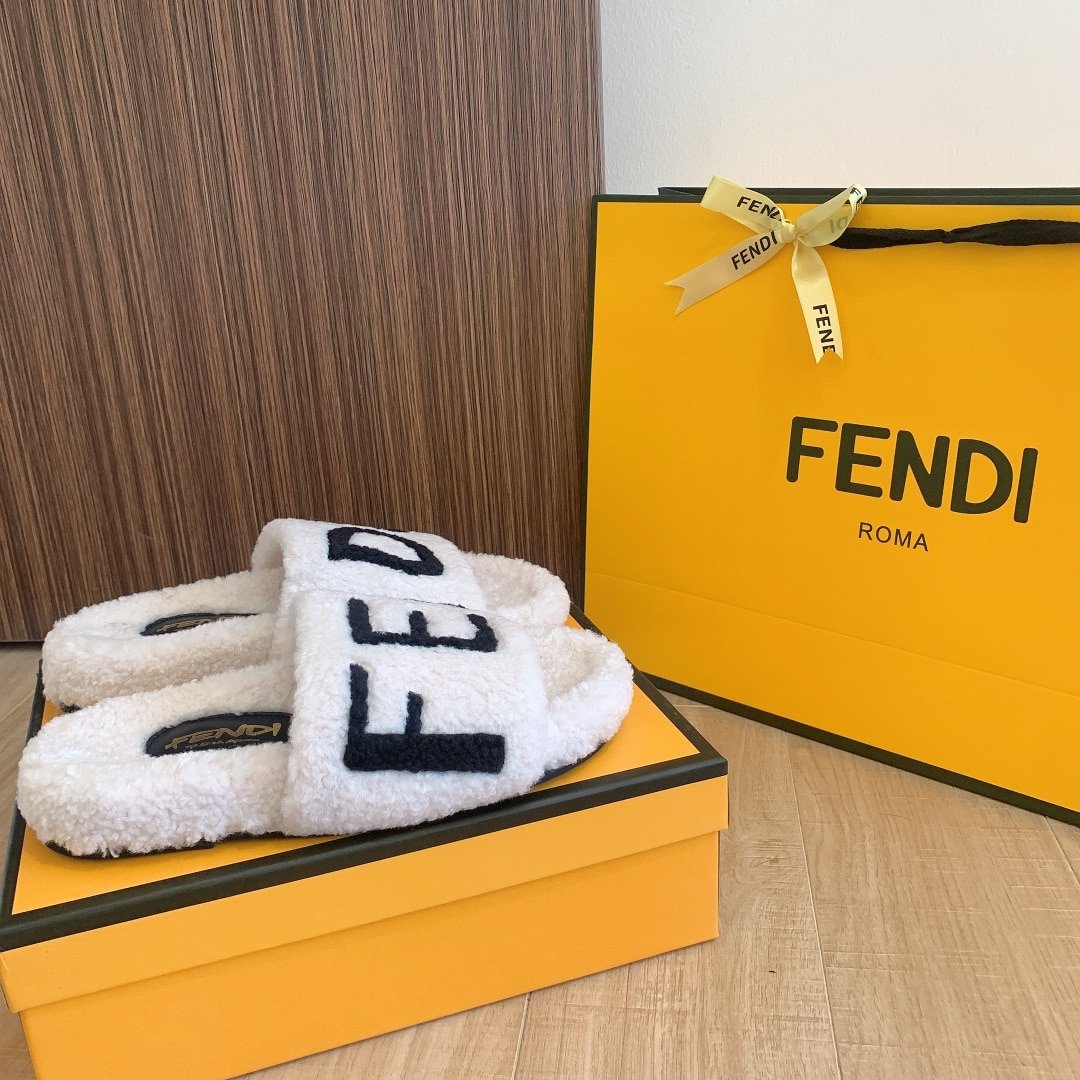F**di Fleece Black Text Slippers White